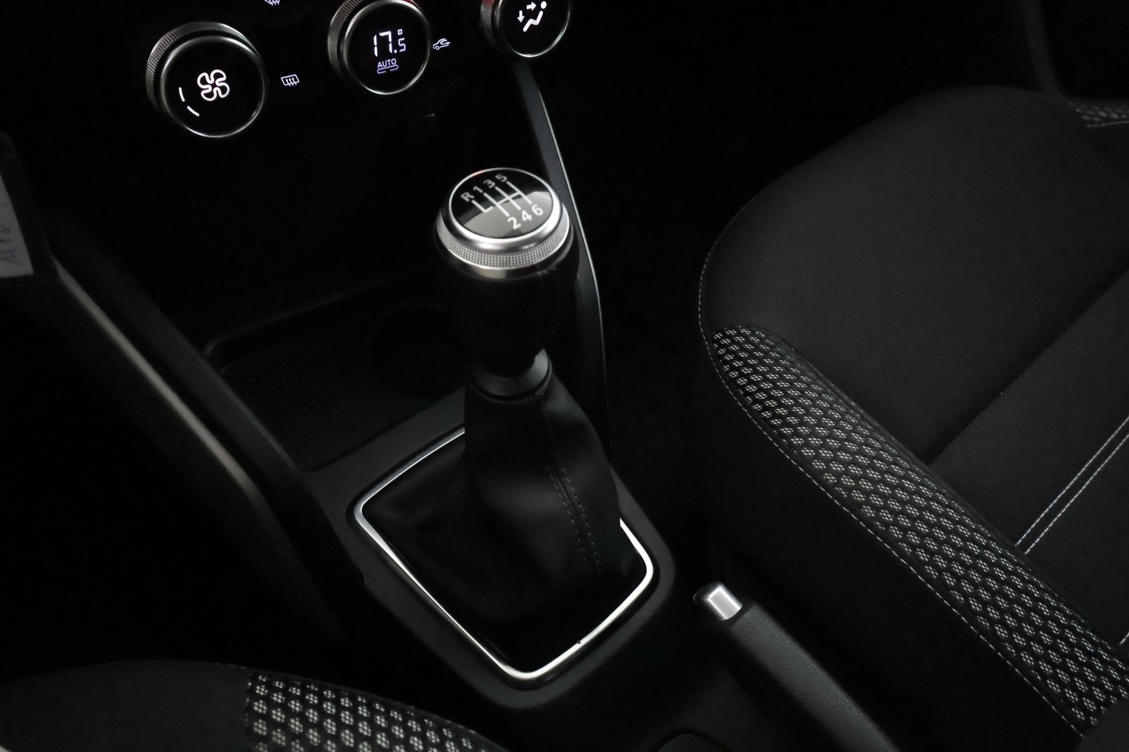 Dacia Duster 2021 TCe 150 4x4 Prestige - | Koukku | Vakkari | Navi | Apple & Android | P.kamera | Aut. ilmastointi | Blind Spot Monitor | Penkinlämmittimet | Lohkolämmitin | 2x renkaat aluin | 