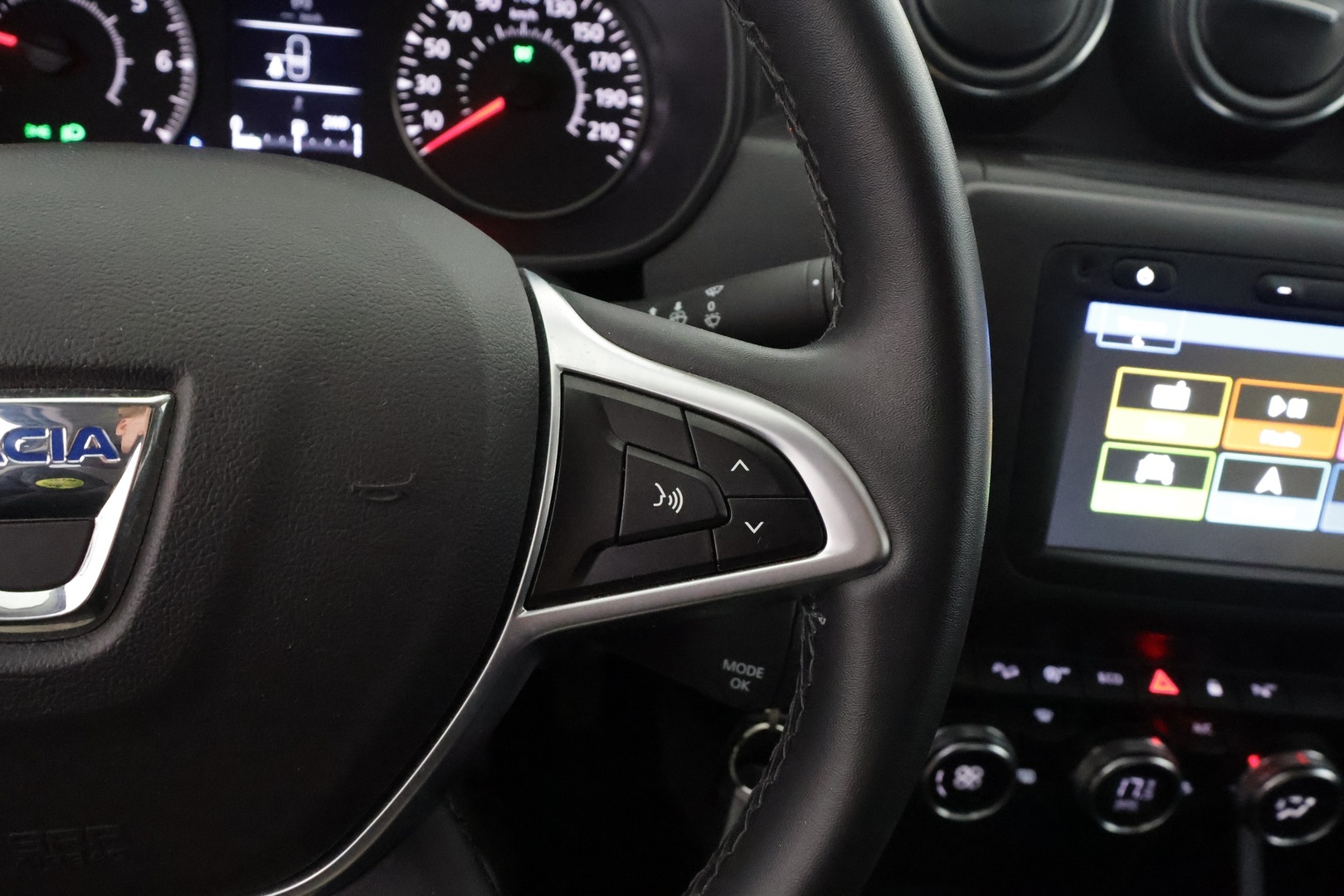 Dacia Duster 2021 TCe 150 4x4 Prestige - | Koukku | Vakkari | Navi | Apple & Android | P.kamera | Aut. ilmastointi | Blind Spot Monitor | Penkinlämmittimet | Lohkolämmitin | 2x renkaat aluin | 
