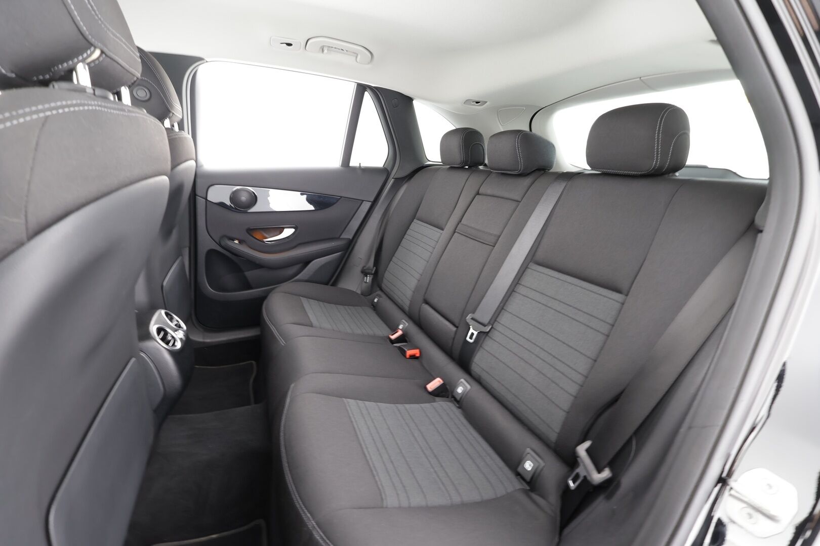 Mercedes-Benz GLC 2021 300 e 4MATIC A Business EQ Power * Distronic / Sportpenkit / LED-HP / 360 / Koukku / Lisälämmitin * - 1-om Suomi-auto / Kahdet renkaat aluvanteilla / 2x Latauskaapelit