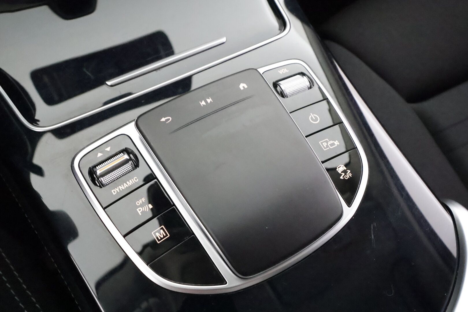 Mercedes-Benz GLC 2021 300 e 4MATIC A Business EQ Power * Distronic / Sportpenkit / LED-HP / 360 / Koukku / Lisälämmitin * - 1-om Suomi-auto / Kahdet renkaat aluvanteilla / 2x Latauskaapelit