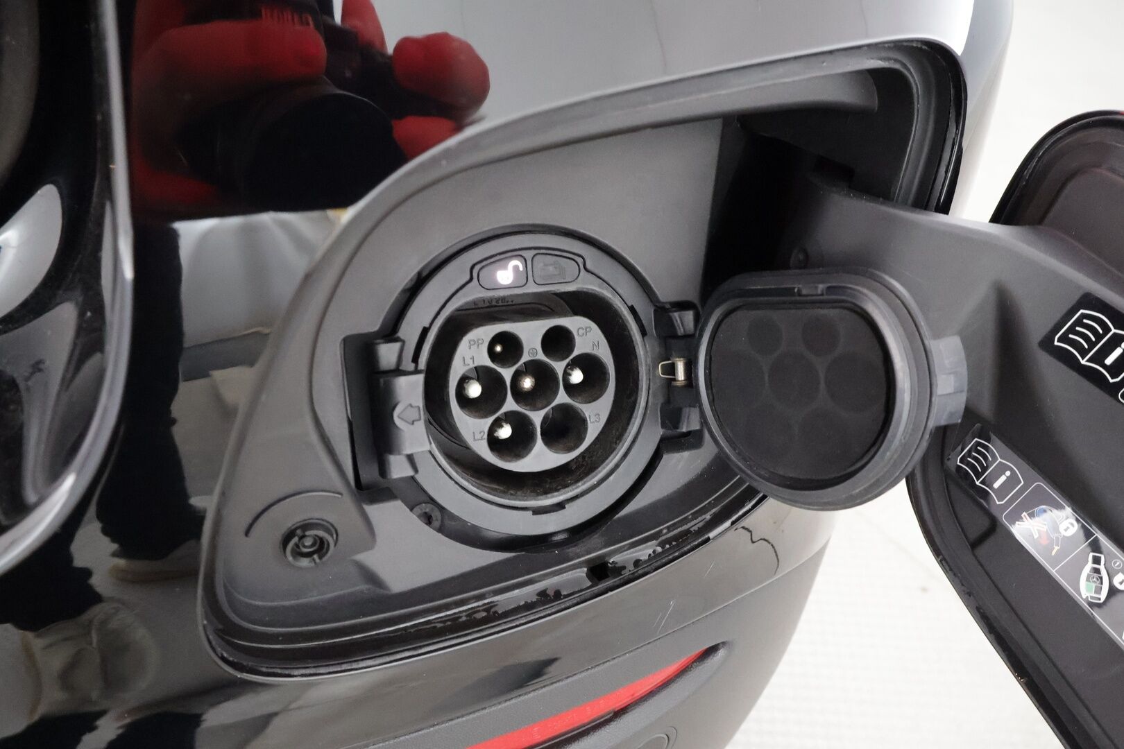 Mercedes-Benz GLC 2021 300 e 4MATIC A Business EQ Power * Distronic / Sportpenkit / LED-HP / 360 / Koukku / Lisälämmitin * - 1-om Suomi-auto / Kahdet renkaat aluvanteilla / 2x Latauskaapelit