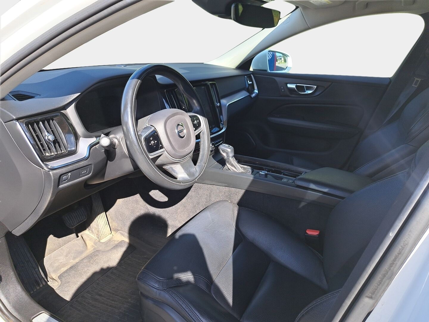 Volvo V60 Cross Country 2019 2,0 D4 AWD Business aut *Webasto / ACC / Nahkapenkit / Taittuva Koukku / P.Kamera / Ratinlämmitin / Jakopää Tehty* - Hieno Cross Country kaksin huippurenkain!