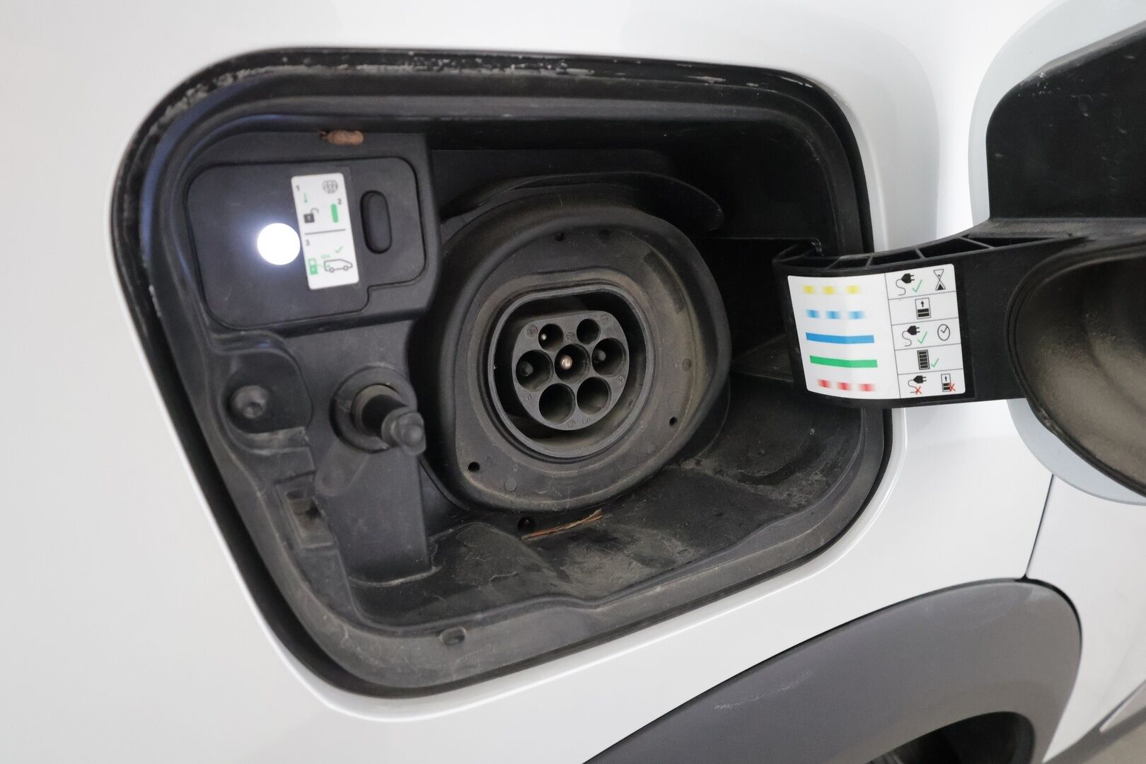 Renault Captur 2020 E-TECH Plug-in hybrid Intens - | Puolinahat | LED | P.kamera ja tutkat | Digimittaristo | Navi | Lane Assist | RSA | Keyless | Apple & Android | 2x renkaat aluin | 