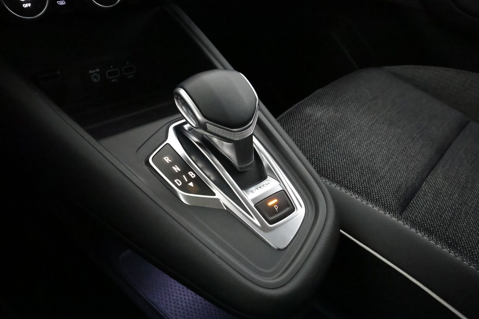 Renault Captur 2020 E-TECH Plug-in hybrid Intens - | Puolinahat | LED | P.kamera ja tutkat | Digimittaristo | Navi | Lane Assist | RSA | Keyless | Apple & Android | 2x renkaat aluin | 