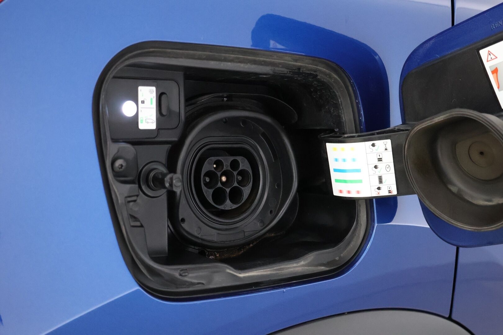 Renault Captur 2020 E-TECH Plug-in hybrid Intens * Peruutuskamera / Vetokoukku / LED Pure Vision / Digimittari / Puolinahkasisusta! - Suomiauto / 2x Renkaat aluvantein!