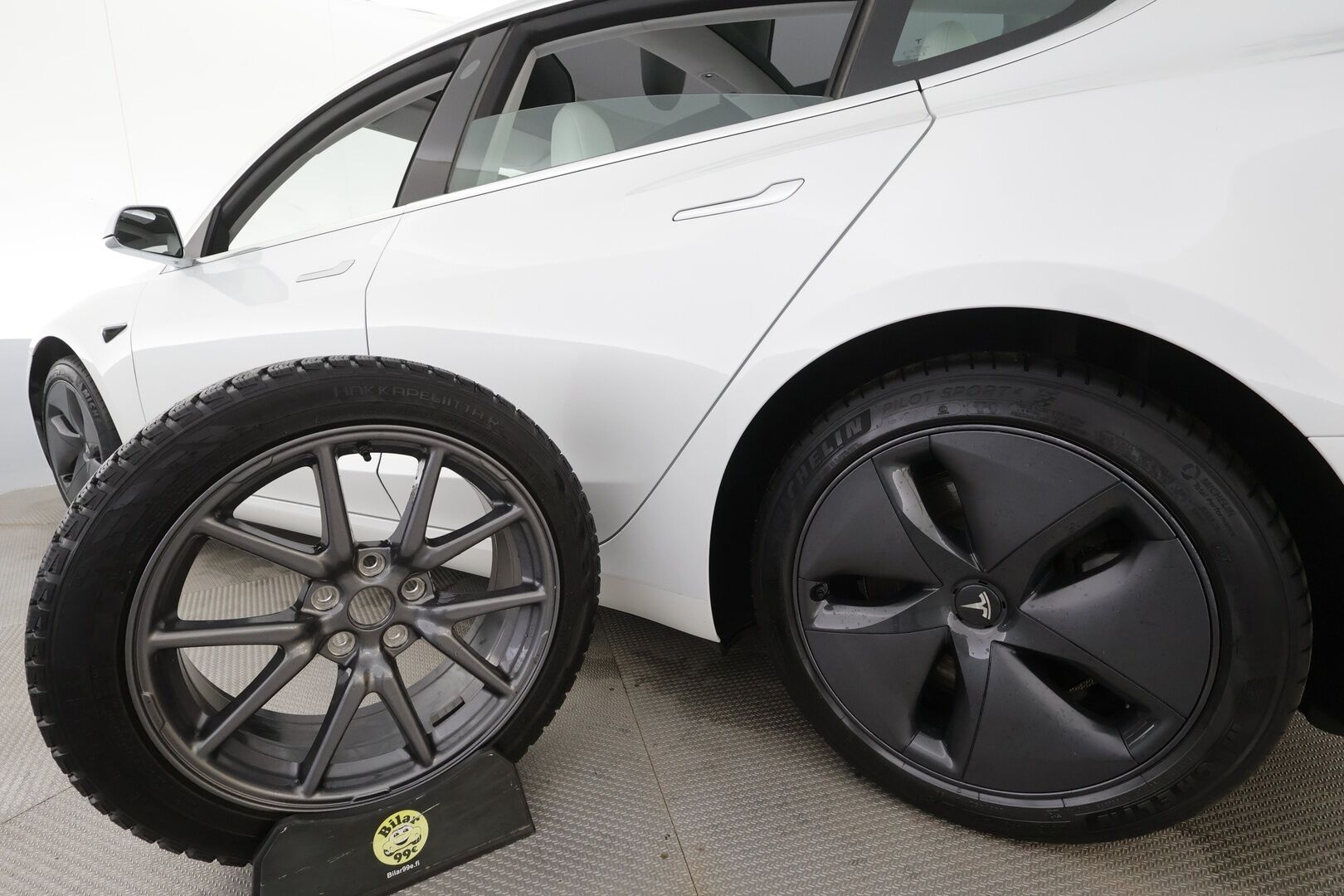 Tesla Model 3 2020 Standard Range Plus (CATL) - | Lasikatto | ACC | Matrix | Premium Speakers | Muistipenkki | P.Kamera | Kaistavahti | Navi | Keyless | Suomi-auto | Kahdet renkaat |
