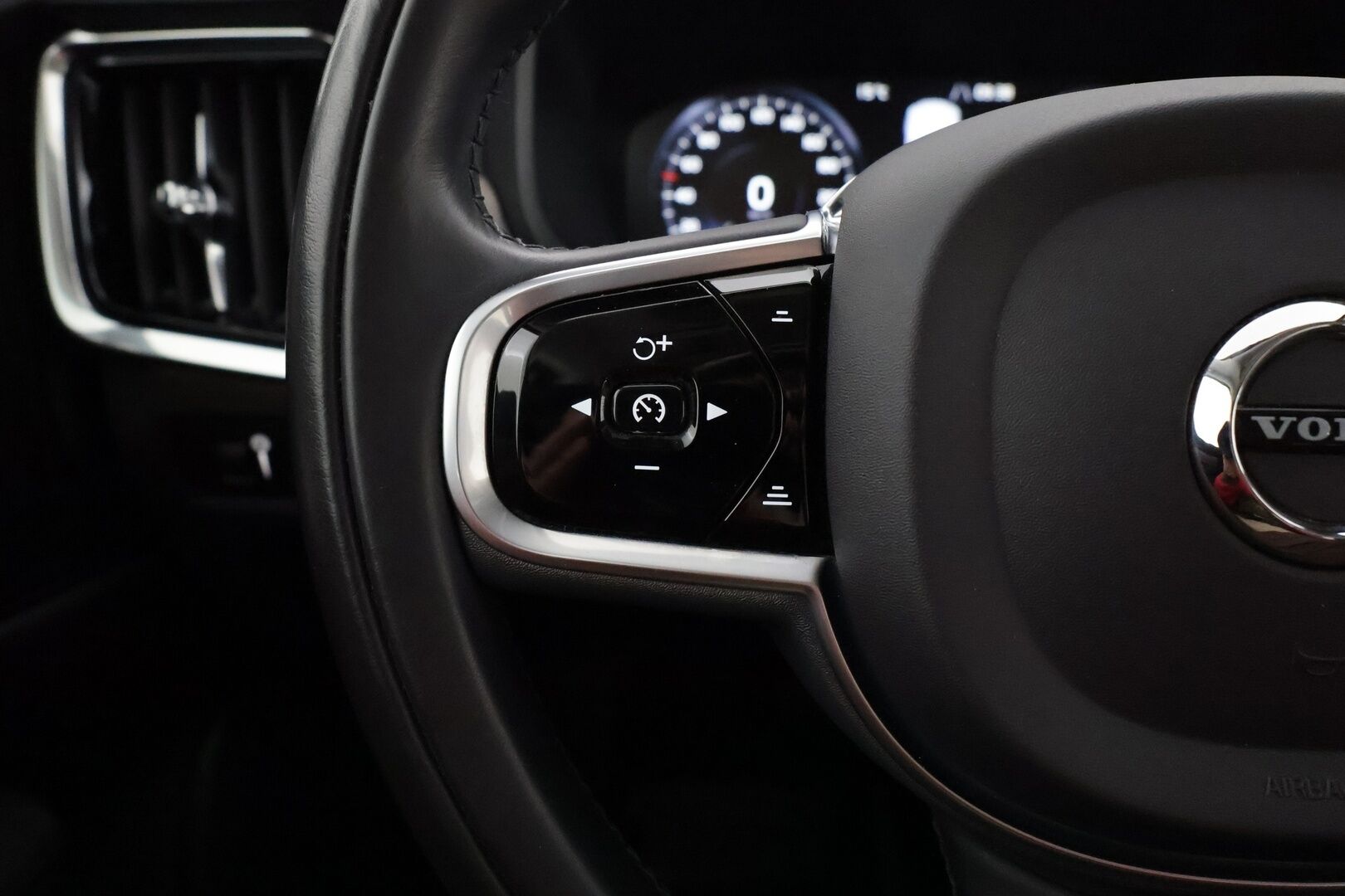 Volvo S90 2021 T8 TwE AWD Business Inscription aut - 3,99 % KORKOTARJOUS TÄHÄN AUTOON - 31.5. ASTI! - 1Om Suomiauto / Webasto / Adapt.Vakkari / Harman&Kardon / HUD / Kattoluukku / 360-Kamera / PilotAssist / Vetokoukku / Huippuvarusteltu yksilö!