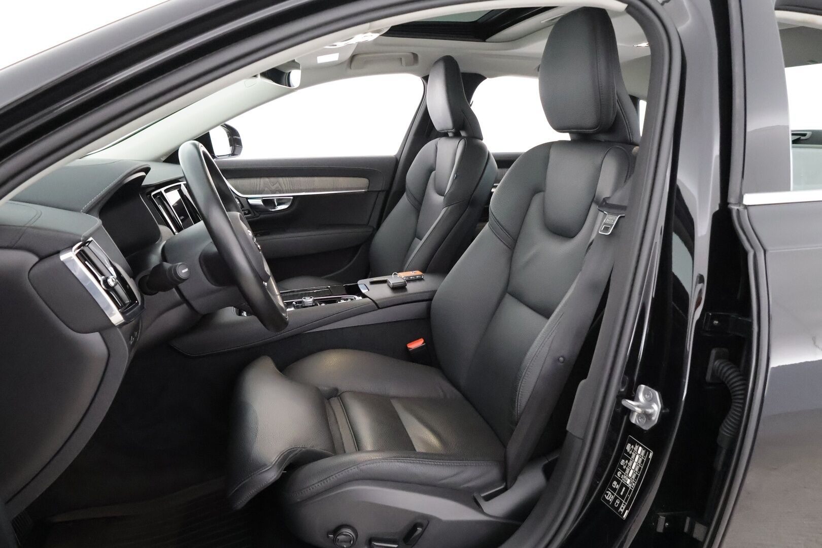 Volvo S90 2021 T8 TwE AWD Business Inscription aut - 3,99 % KORKOTARJOUS TÄHÄN AUTOON - 31.5. ASTI! - 1Om Suomiauto / Webasto / Adapt.Vakkari / Harman&Kardon / HUD / Kattoluukku / 360-Kamera / PilotAssist / Vetokoukku / Huippuvarusteltu yksilö!