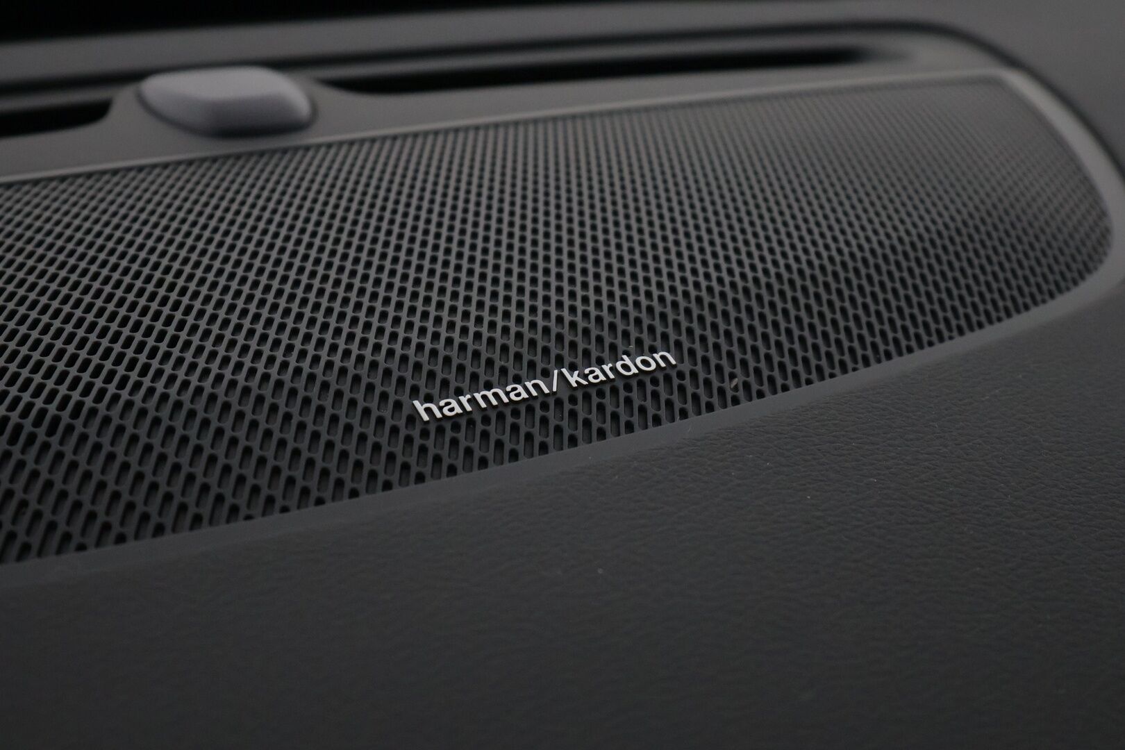 Volvo S90 2021 T8 TwE AWD Business Inscription aut - 3,99 % KORKOTARJOUS TÄHÄN AUTOON - 31.5. ASTI! - 1Om Suomiauto / Webasto / Adapt.Vakkari / Harman&Kardon / HUD / Kattoluukku / 360-Kamera / PilotAssist / Vetokoukku / Huippuvarusteltu yksilö!