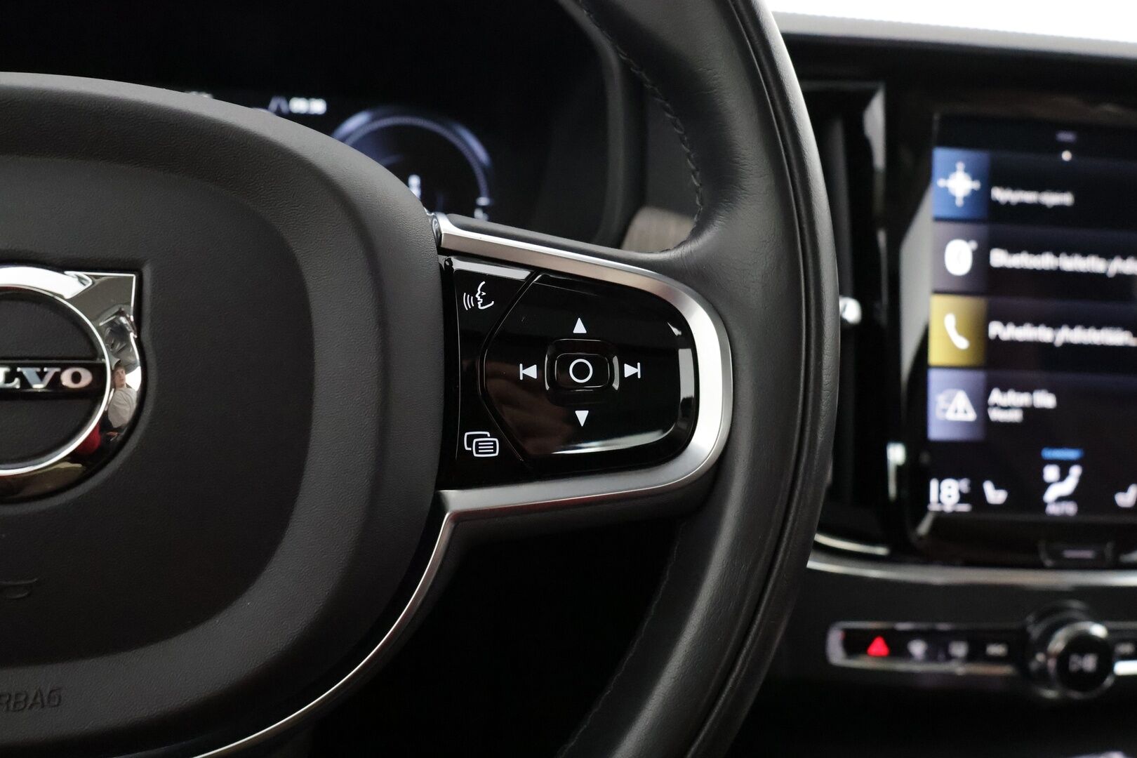 Volvo S90 2021 T8 TwE AWD Business Inscription aut - 3,99 % KORKOTARJOUS TÄHÄN AUTOON - 31.5. ASTI! - 1Om Suomiauto / Webasto / Adapt.Vakkari / Harman&Kardon / HUD / Kattoluukku / 360-Kamera / PilotAssist / Vetokoukku / Huippuvarusteltu yksilö!