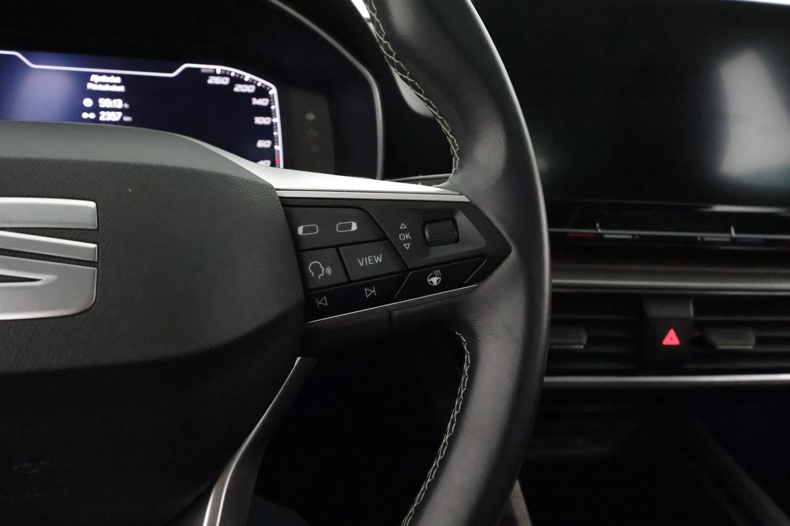Seat Leon Sportstourer 2020 1,5 eTSI 150 Hybrid Xcellence DSG - Webasto / Adapt.Vakkari / Digimittari / Peruutuskamera / Vetokoukku / Navi / Sähköluukku / Adapt.LED / Huippuvarusteltu!