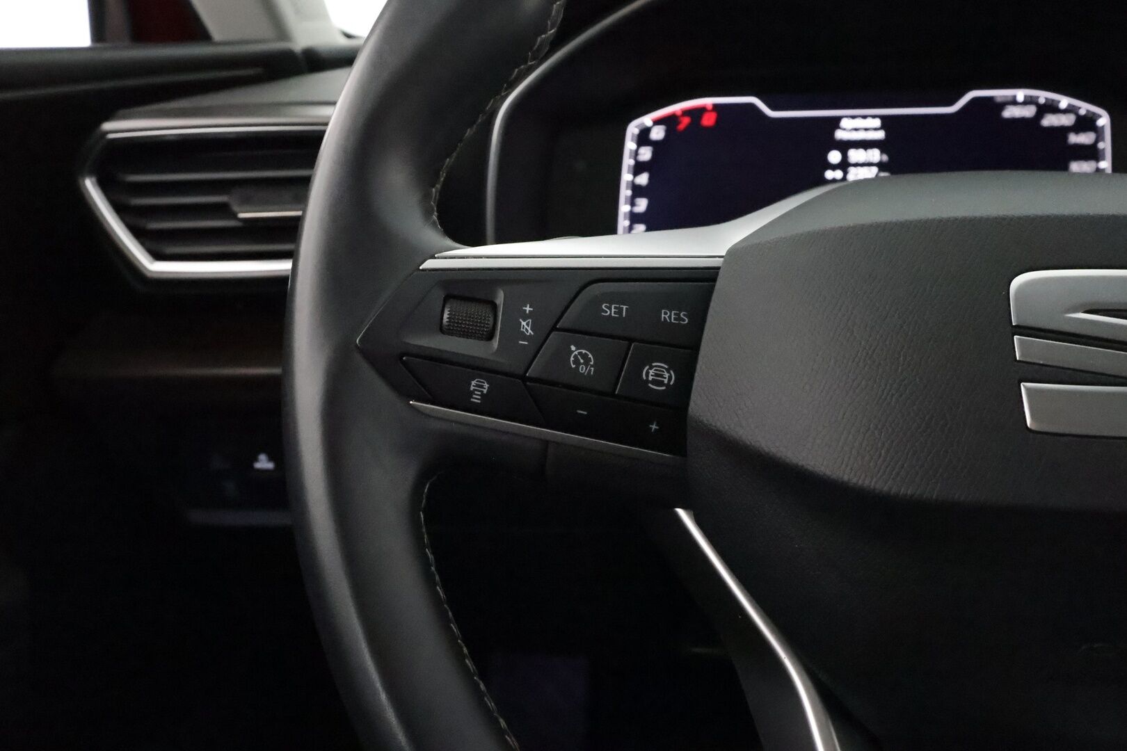 Seat Leon Sportstourer 2020 1,5 eTSI 150 Hybrid Xcellence DSG - Webasto / Adapt.Vakkari / Digimittari / Peruutuskamera / Vetokoukku / Navi / Sähköluukku / Adapt.LED / Huippuvarusteltu!