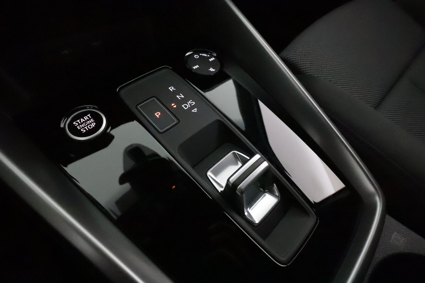 Audi A3 2021 Sedan Business Advanced 30 TFSI 81kW MHEV S tronic **Webasto / ACC / LED / P.Tutka / Sporttipenkit / Kaistavahti** - 1-om Suomi-auto / Kahdet Renkaat vanteineen / Nokian nastat talveksi / Merkkihuollettu! / Hienon värinen