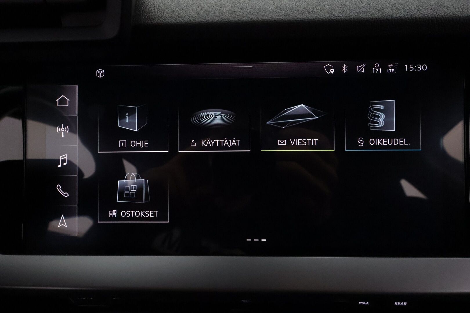 Audi A3 2021 Sedan Business Advanced 30 TFSI 81kW MHEV S tronic **Webasto / ACC / LED / P.Tutka / Sporttipenkit / Kaistavahti** - 1-om Suomi-auto / Kahdet Renkaat vanteineen / Nokian nastat talveksi / Merkkihuollettu! / Hienon värinen