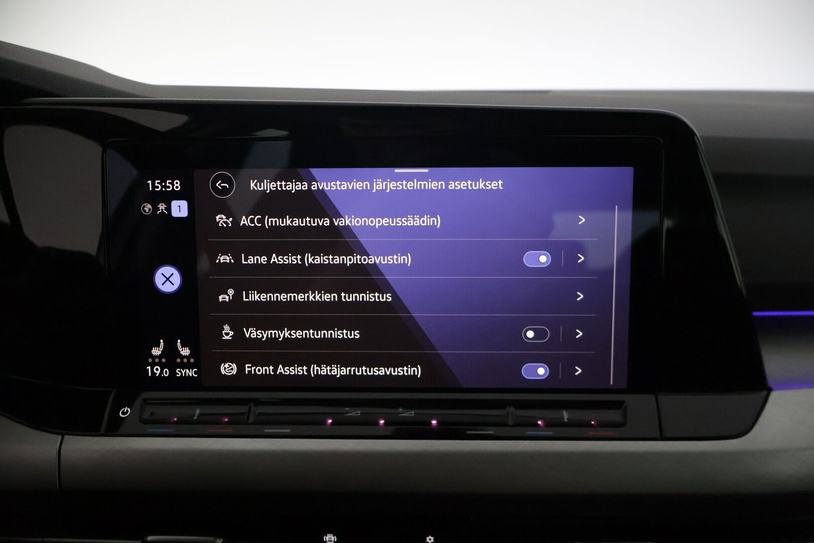 Volkswagen Golf 2021 1,0 eTSI 81 kW (MHEV) DSG-aut. * Suomiauto / Webasto / Peruutuskamera / ACC / Keyless Go / Ratinlämmitin * - Huollettu 72tkm 3/2026! / 2x renkaat / Apple CarPlay & AndroidAuto / Navi / Digimittaristo - HULLUT AVAJAISHULINAT KORKOTARJOUS 3,29 %