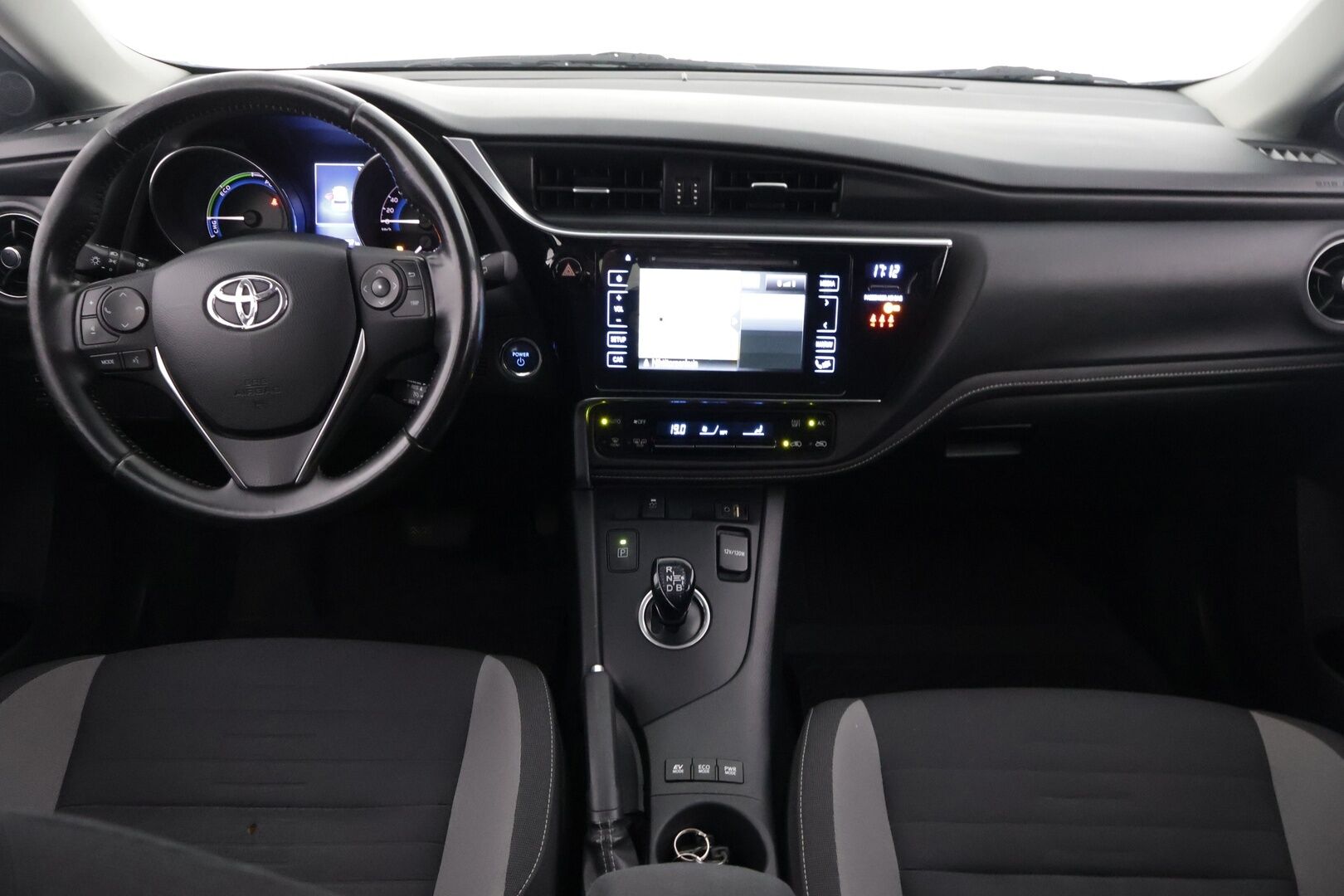 Toyota Auris 2017 1,8 Hybrid Active ** Vakkari / Navi / Bluetooth - ** Täydellinen huoltokirja / Kahdet renkaat aluilla **