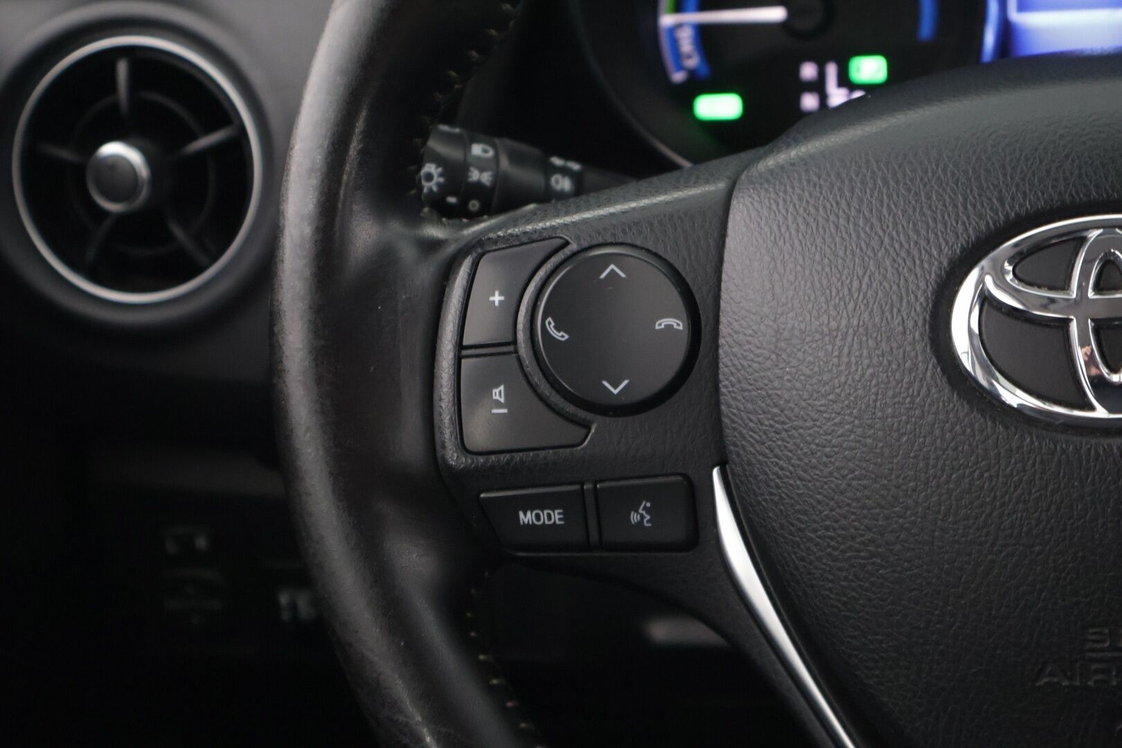 Toyota Auris 2017 1,8 Hybrid Active ** Vakkari / Navi / Bluetooth - ** Täydellinen huoltokirja / Kahdet renkaat aluilla **