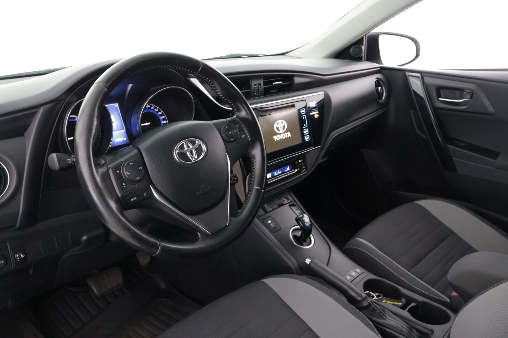 Toyota Auris 2017 1,8 Hybrid Active ** Vakkari / Navi / Bluetooth - ** Täydellinen huoltokirja / Kahdet renkaat aluilla **