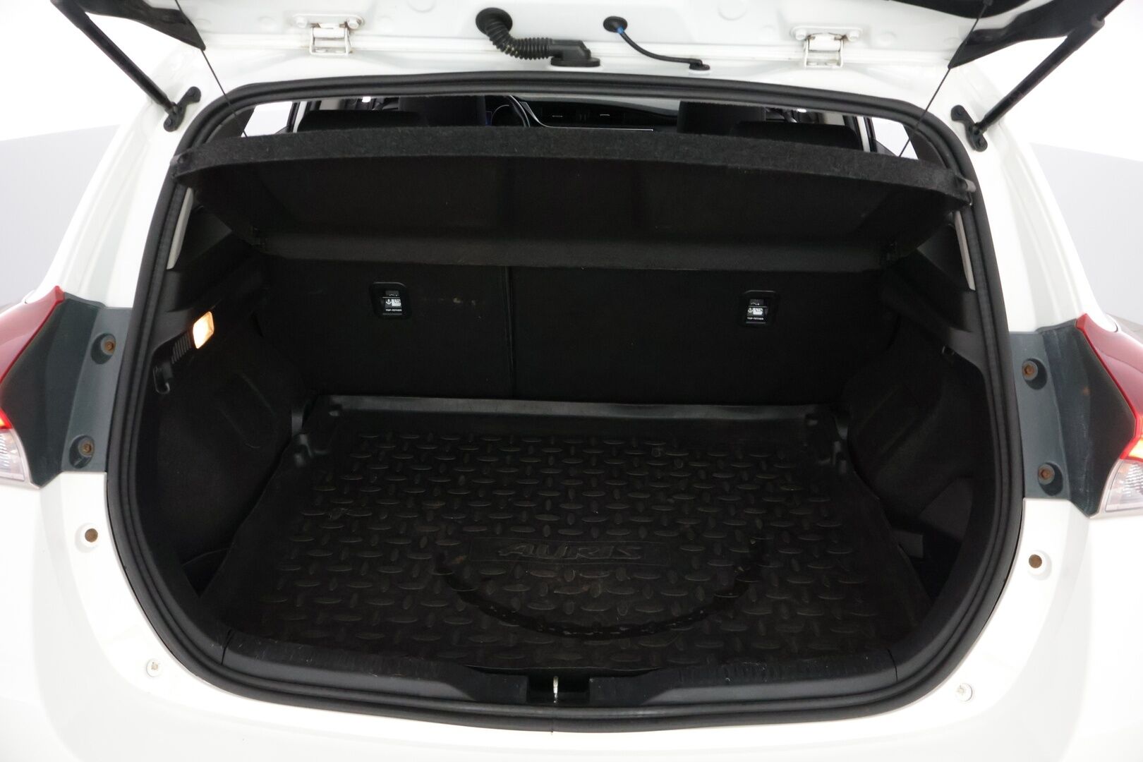 Toyota Auris 2017 1,8 Hybrid Active ** Vakkari / Navi / Bluetooth - ** Täydellinen huoltokirja / Kahdet renkaat aluilla **