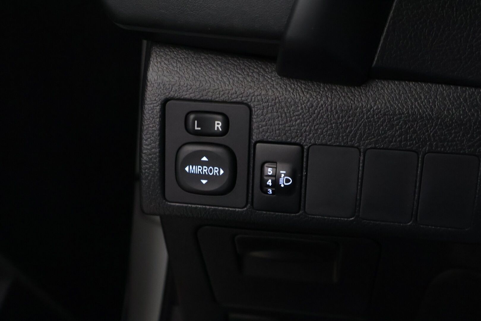 Toyota Auris 2017 1,8 Hybrid Active ** Vakkari / Navi / Bluetooth - ** Täydellinen huoltokirja / Kahdet renkaat aluilla **