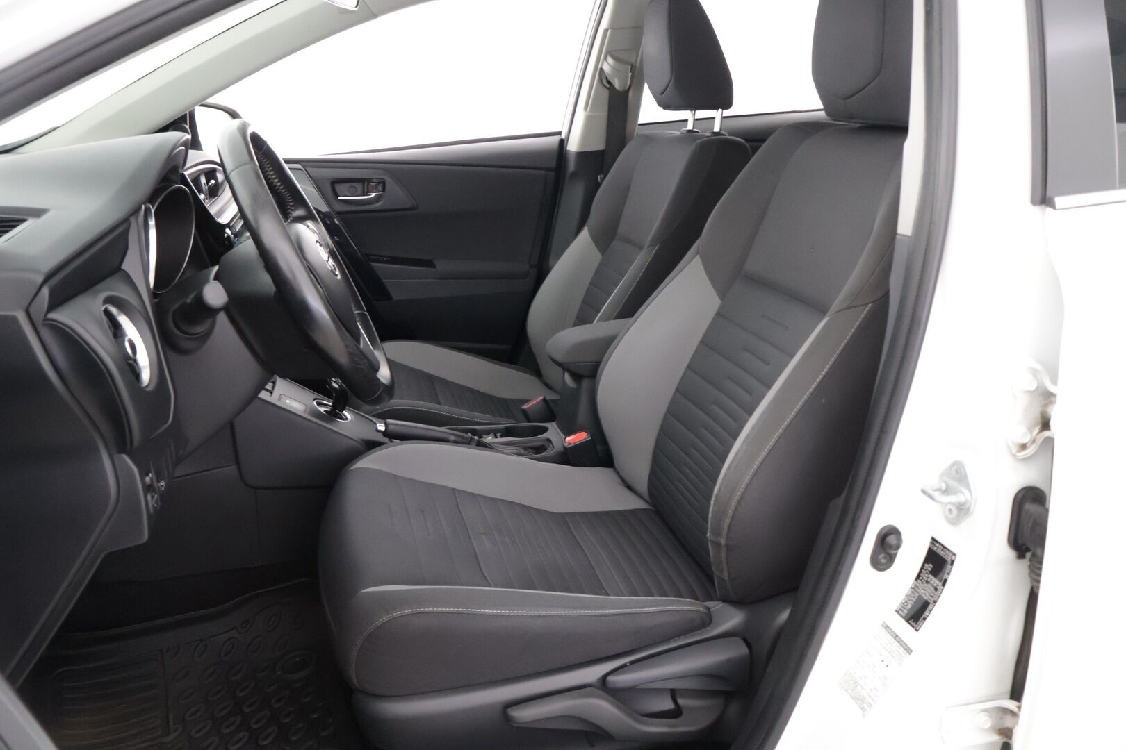Toyota Auris 2017 1,8 Hybrid Active ** Vakkari / Navi / Bluetooth - ** Täydellinen huoltokirja / Kahdet renkaat aluilla **