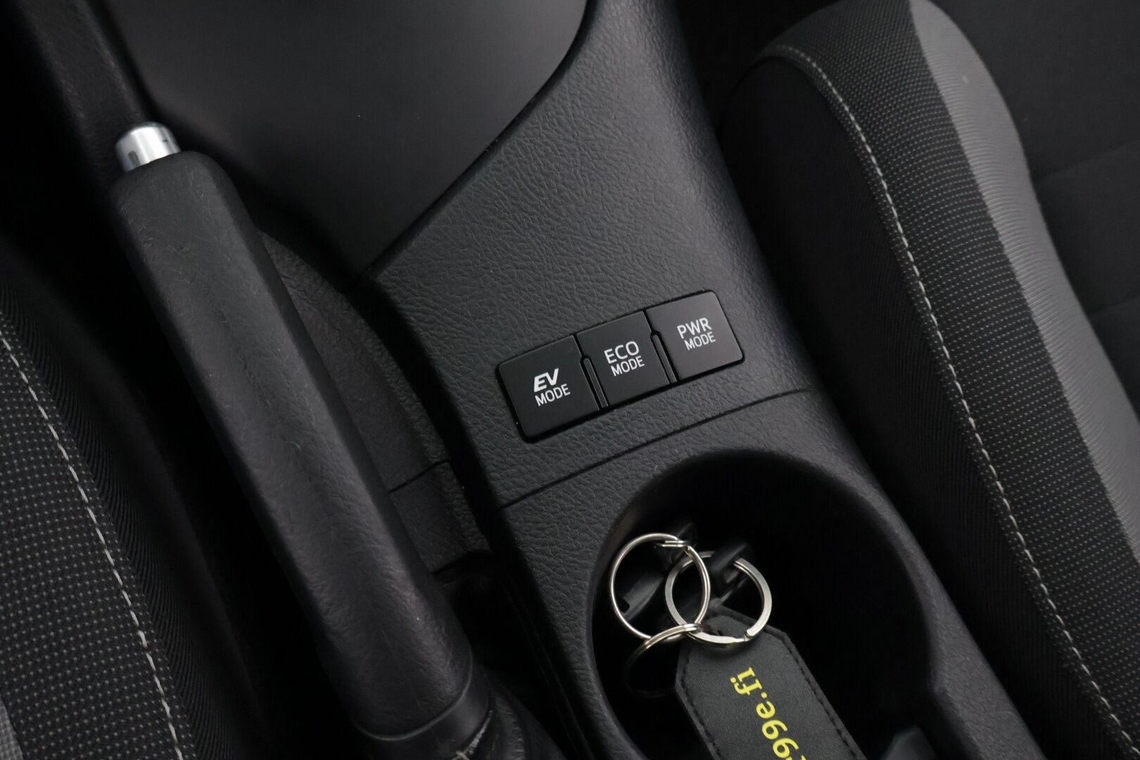 Toyota Auris 2017 1,8 Hybrid Active ** Vakkari / Navi / Bluetooth - ** Täydellinen huoltokirja / Kahdet renkaat aluilla **