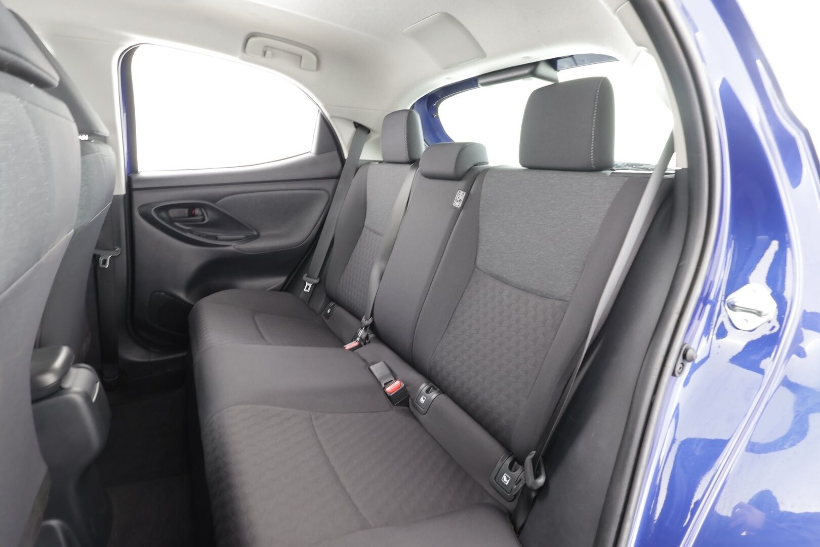 Toyota Yaris 2021 1,5 Hybrid Active Edition * Sisätilanlämmitin / ACC / P.Kamera / Kaistavahti / Navi / Keyless * - Suomi-auto / Merkkihuollot / Kahdet renkaat aluvanteilla