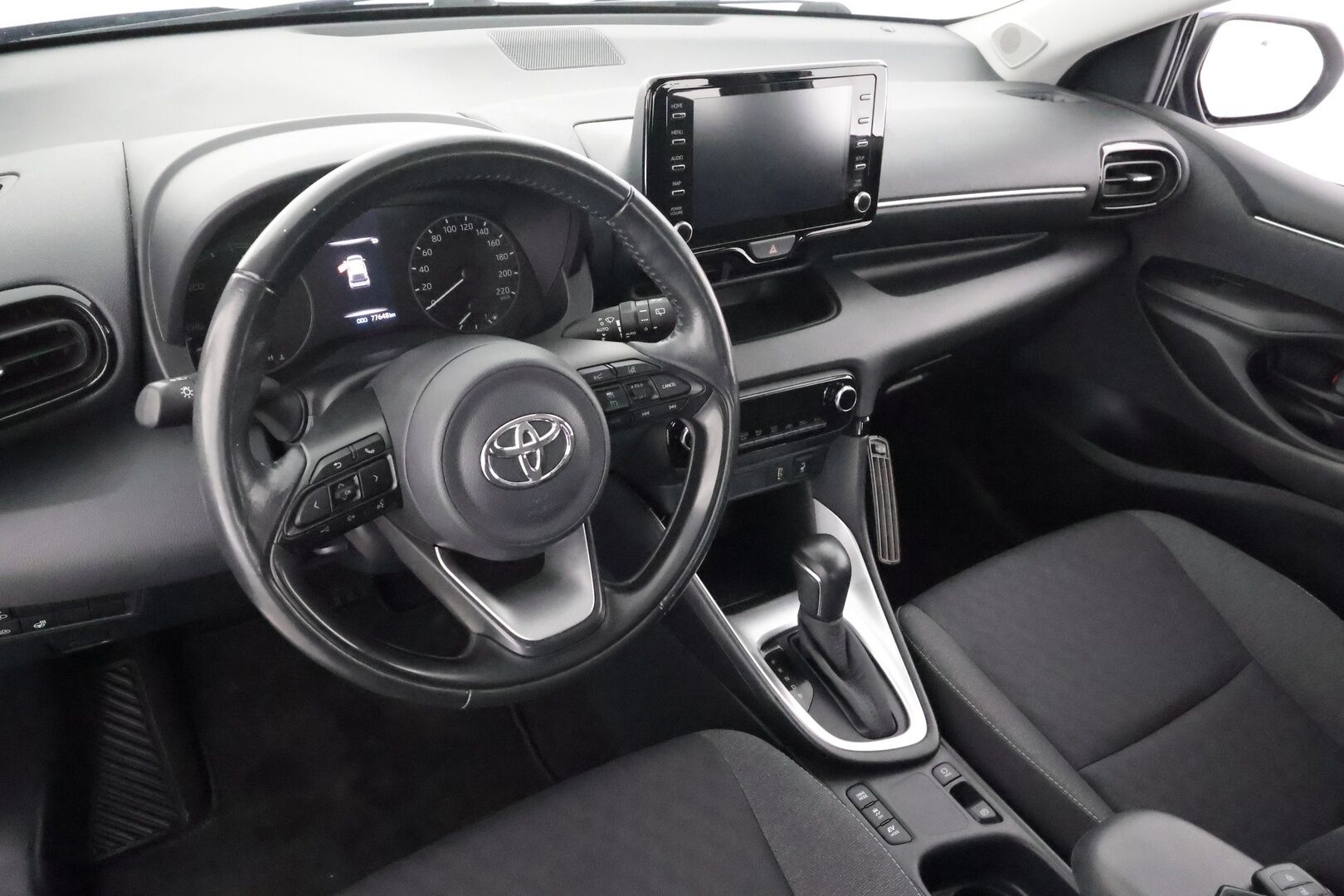 Toyota Yaris 2021 1,5 Hybrid Active Edition * Sisätilanlämmitin / ACC / P.Kamera / Kaistavahti / Navi / Keyless * - Suomi-auto / Merkkihuollot / Kahdet renkaat aluvanteilla
