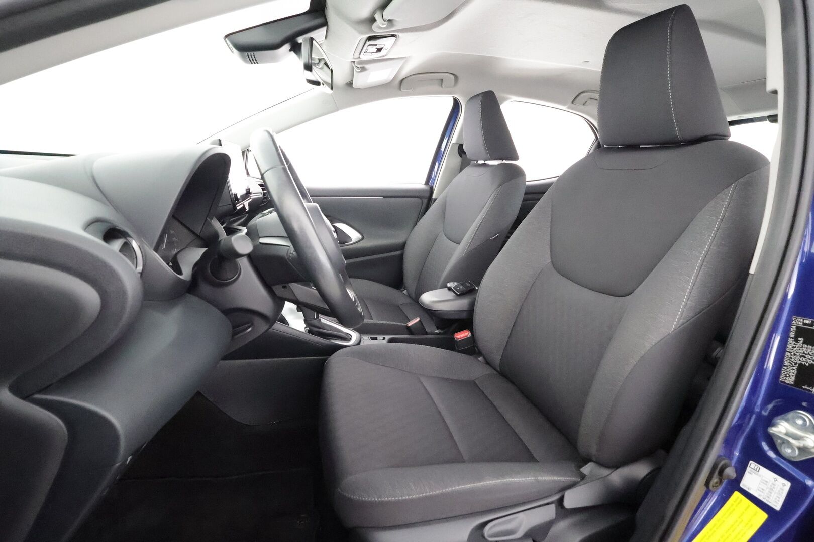 Toyota Yaris 2021 1,5 Hybrid Active Edition * Sisätilanlämmitin / ACC / P.Kamera / Kaistavahti / Navi / Keyless * - Suomi-auto / Merkkihuollot / Kahdet renkaat aluvanteilla