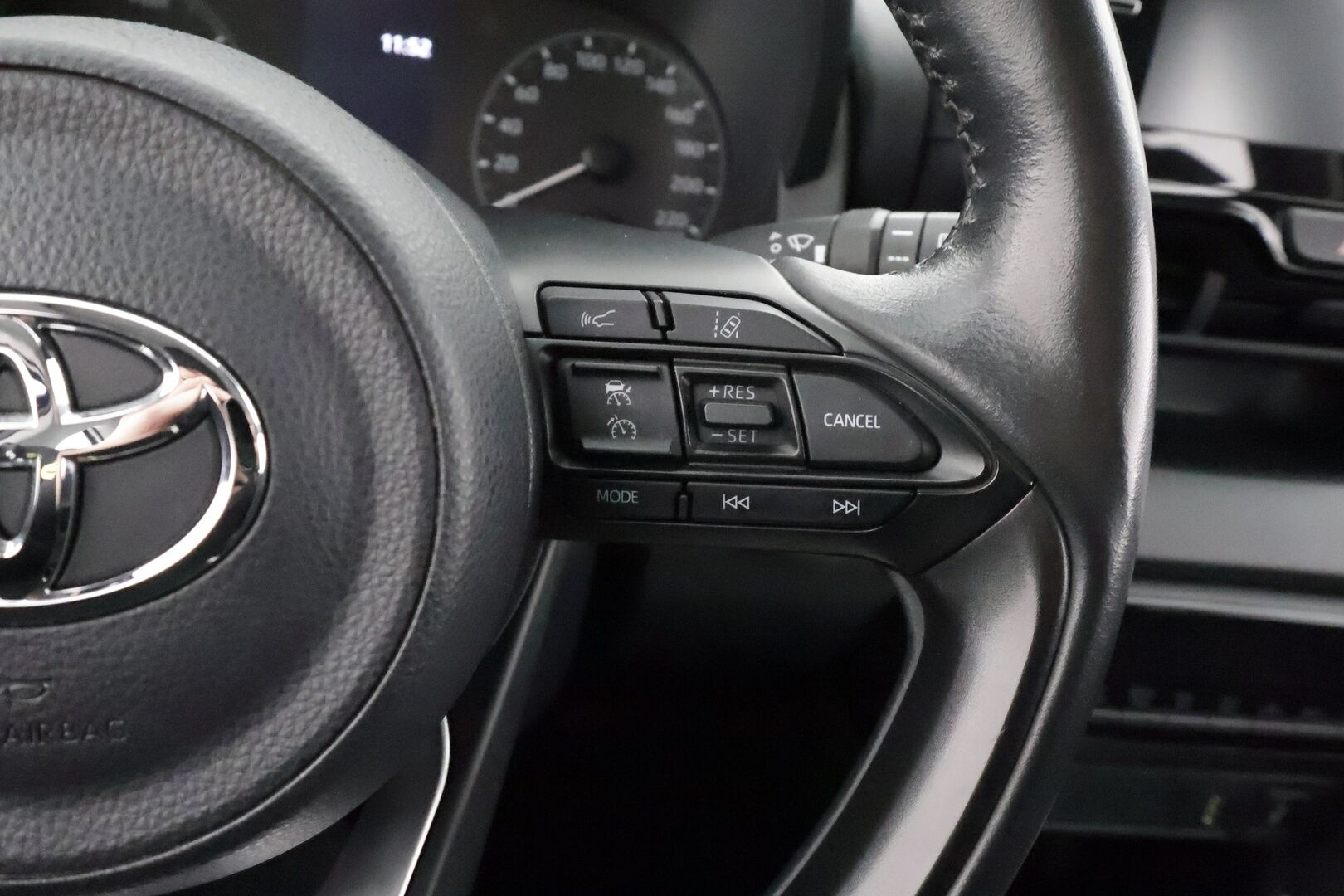 Toyota Yaris 2021 1,5 Hybrid Active Edition * Sisätilanlämmitin / ACC / P.Kamera / Kaistavahti / Navi / Keyless * - Suomi-auto / Merkkihuollot / Kahdet renkaat aluvanteilla