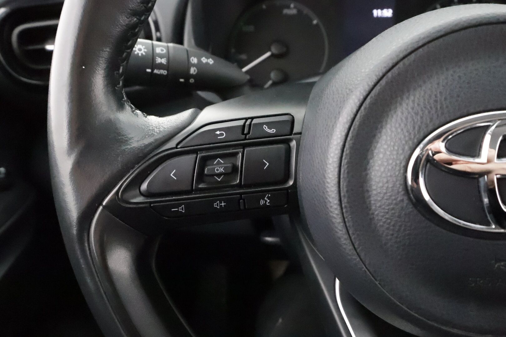 Toyota Yaris 2021 1,5 Hybrid Active Edition * Sisätilanlämmitin / ACC / P.Kamera / Kaistavahti / Navi / Keyless * - Suomi-auto / Merkkihuollot / Kahdet renkaat aluvanteilla