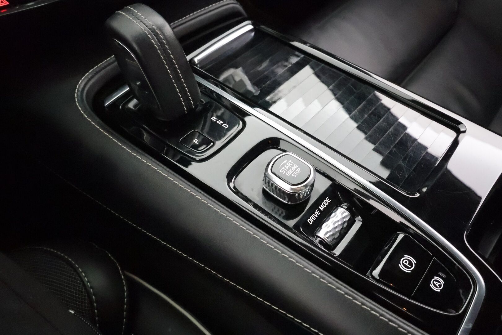 Volvo V60 2021 T8 TwE AWD R-Design aut * ACC / P.kamera / Full LED / Webasto / Muistipenkki / Koukku / H&K / BLIS / Sähköluukku * - 1.Om Suomi-auto / Kahdet renkaat aluvanteilla 