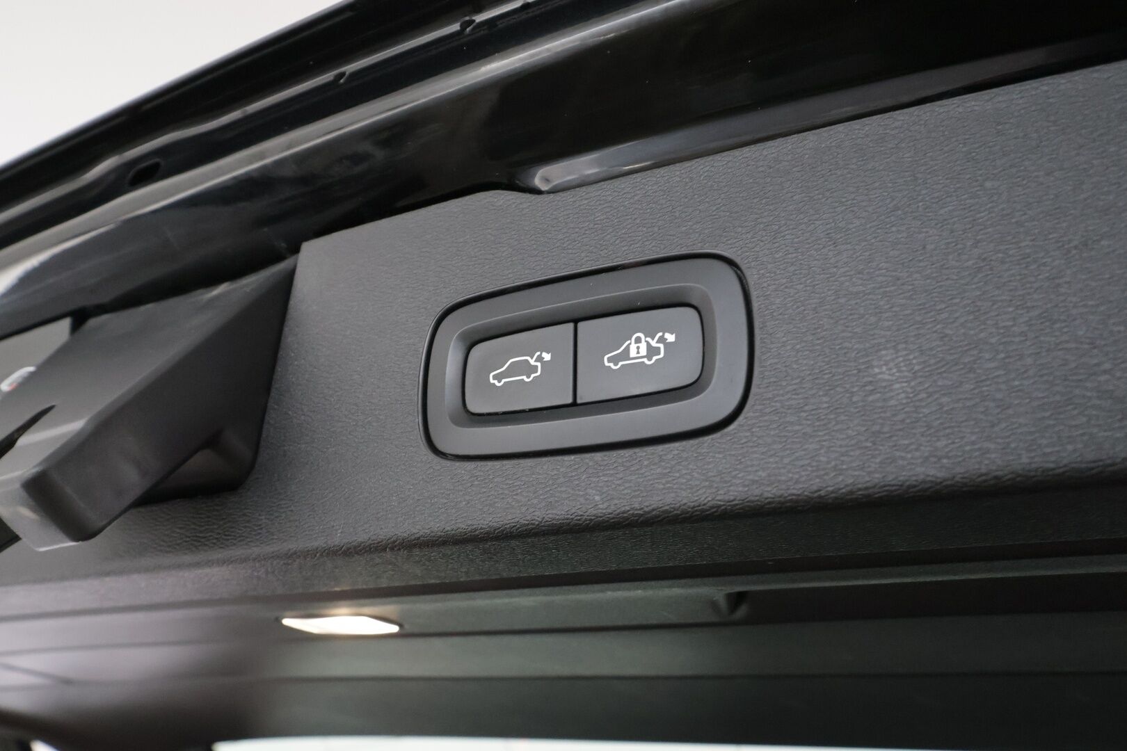 Volvo V60 2021 T8 TwE AWD R-Design aut * ACC / P.kamera / Full LED / Webasto / Muistipenkki / Koukku / H&K / BLIS / Sähköluukku * - 1.Om Suomi-auto / Kahdet renkaat aluvanteilla 