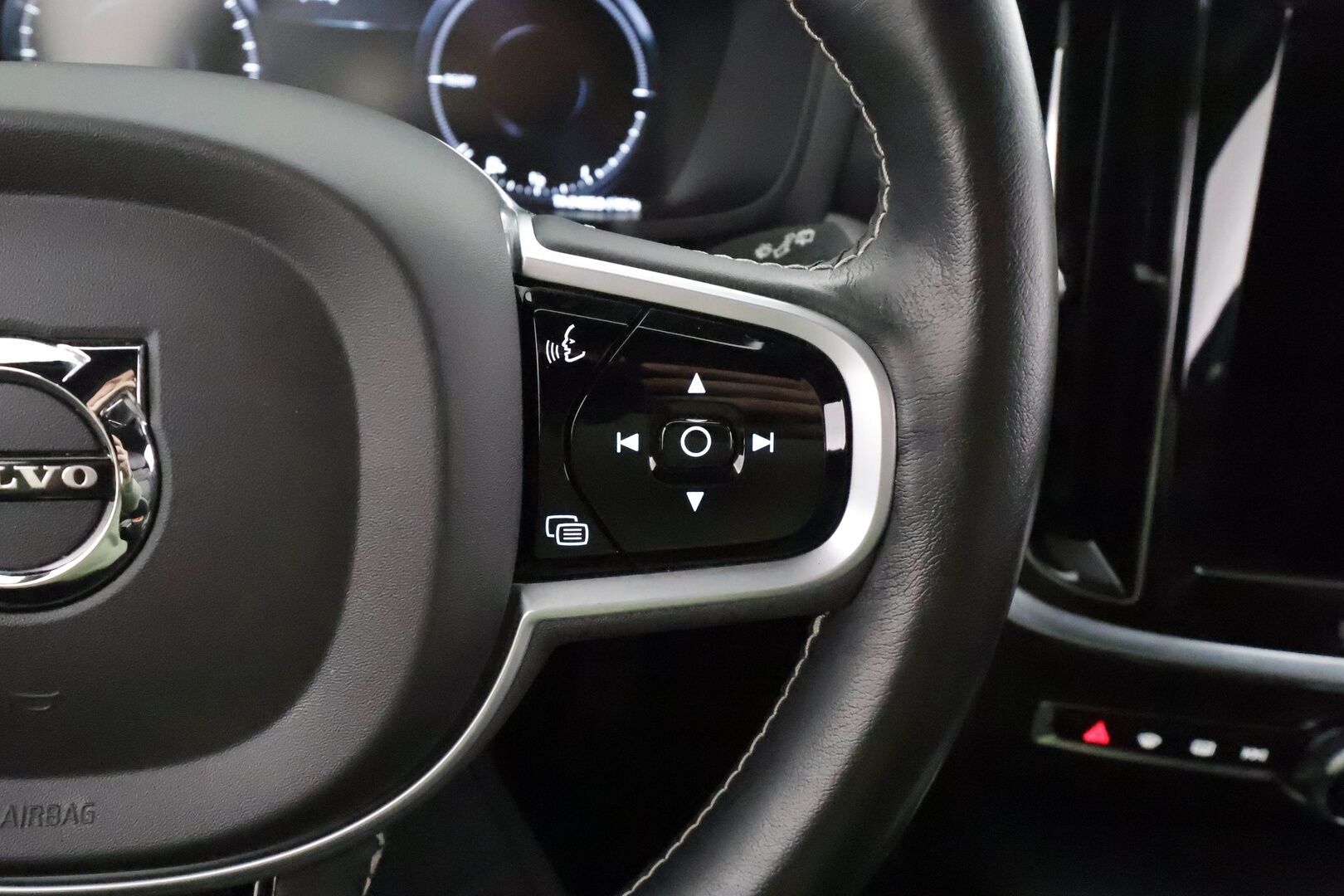 Volvo V60 2021 T8 TwE AWD R-Design aut * ACC / P.kamera / Full LED / Webasto / Muistipenkki / Koukku / H&K / BLIS / Sähköluukku * - 1.Om Suomi-auto / Kahdet renkaat aluvanteilla 