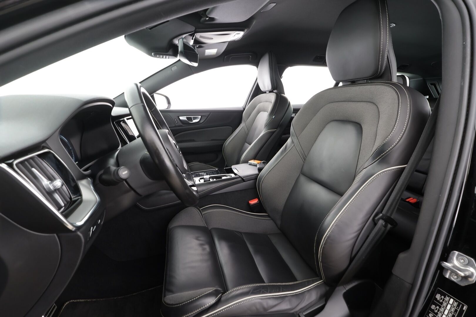 Volvo V60 2021 T8 TwE AWD R-Design aut * ACC / P.kamera / Full LED / Webasto / Muistipenkki / Koukku / H&K / BLIS / Sähköluukku * - 1.Om Suomi-auto / Kahdet renkaat aluvanteilla 