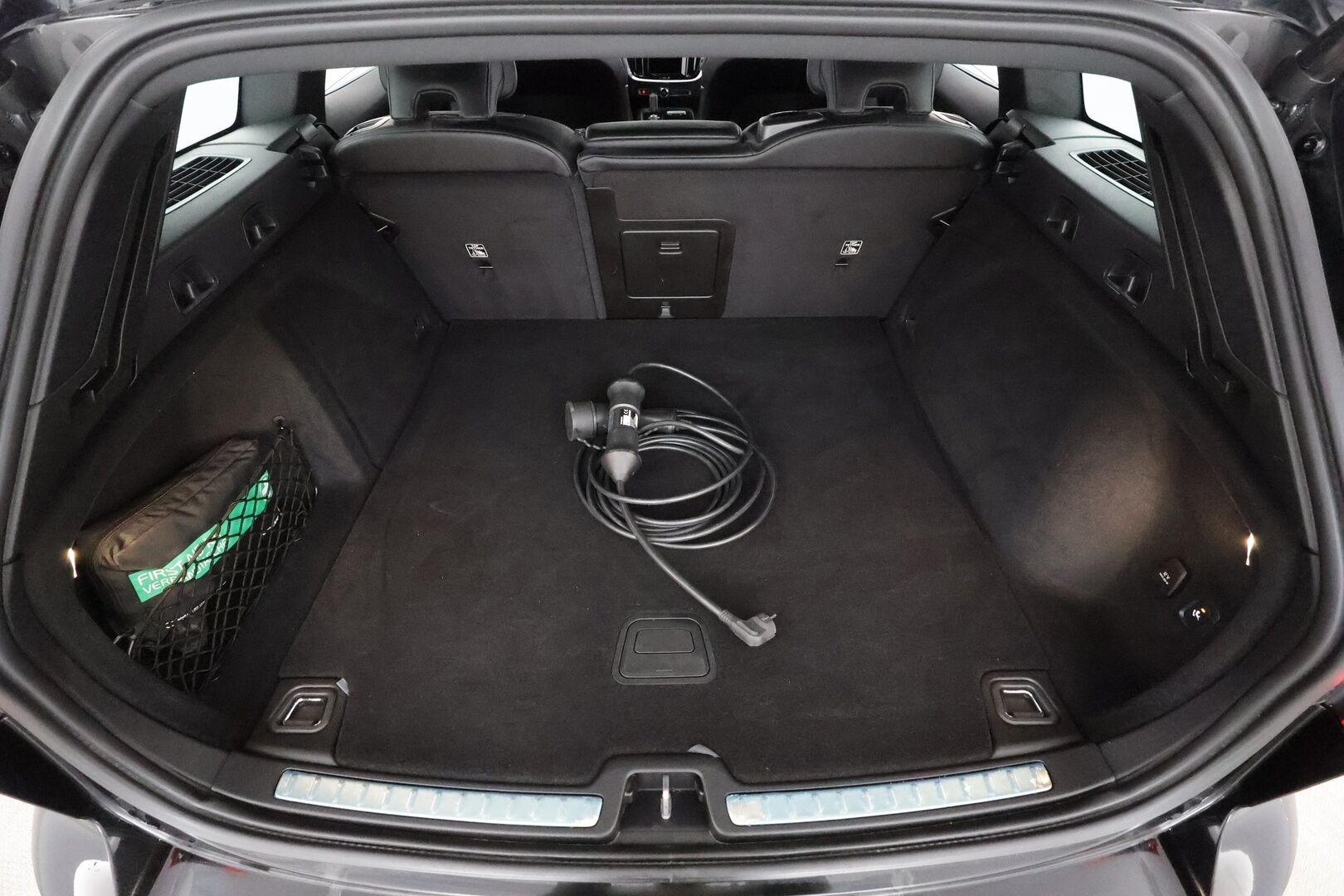 Volvo V60 2021 T8 TwE AWD R-Design aut * ACC / P.kamera / Full LED / Webasto / Muistipenkki / Koukku / H&K / BLIS / Sähköluukku * - 1.Om Suomi-auto / Kahdet renkaat aluvanteilla 