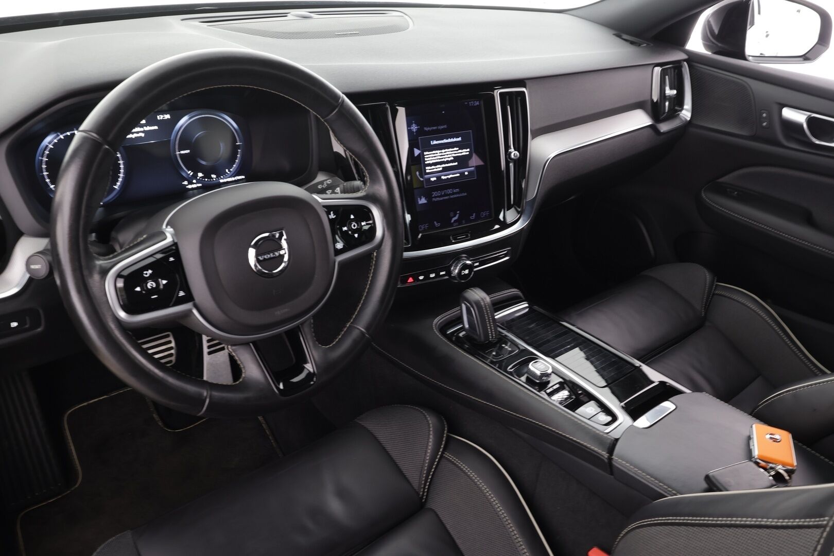 Volvo V60 2021 T8 TwE AWD R-Design aut * ACC / P.kamera / Full LED / Webasto / Muistipenkki / Koukku / H&K / BLIS / Sähköluukku * - 1.Om Suomi-auto / Kahdet renkaat aluvanteilla 