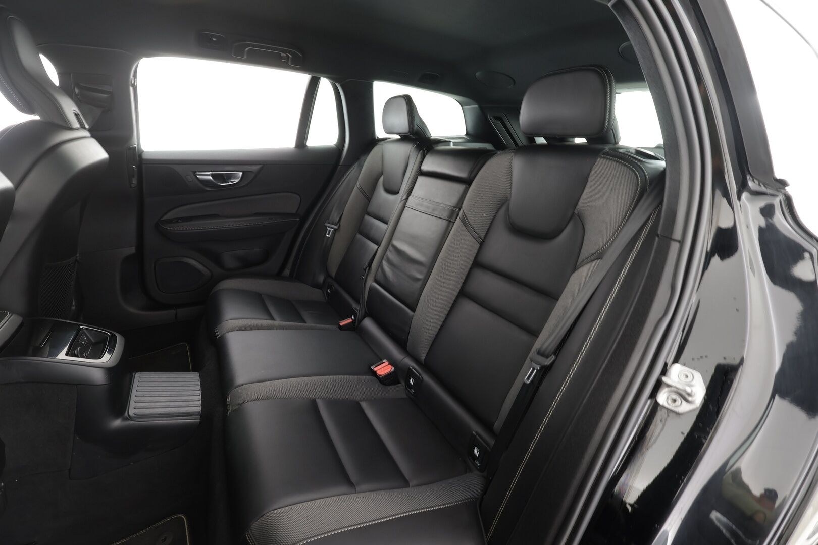 Volvo V60 2021 T8 TwE AWD R-Design aut * ACC / P.kamera / Full LED / Webasto / Muistipenkki / Koukku / H&K / BLIS / Sähköluukku * - 1.Om Suomi-auto / Kahdet renkaat aluvanteilla 