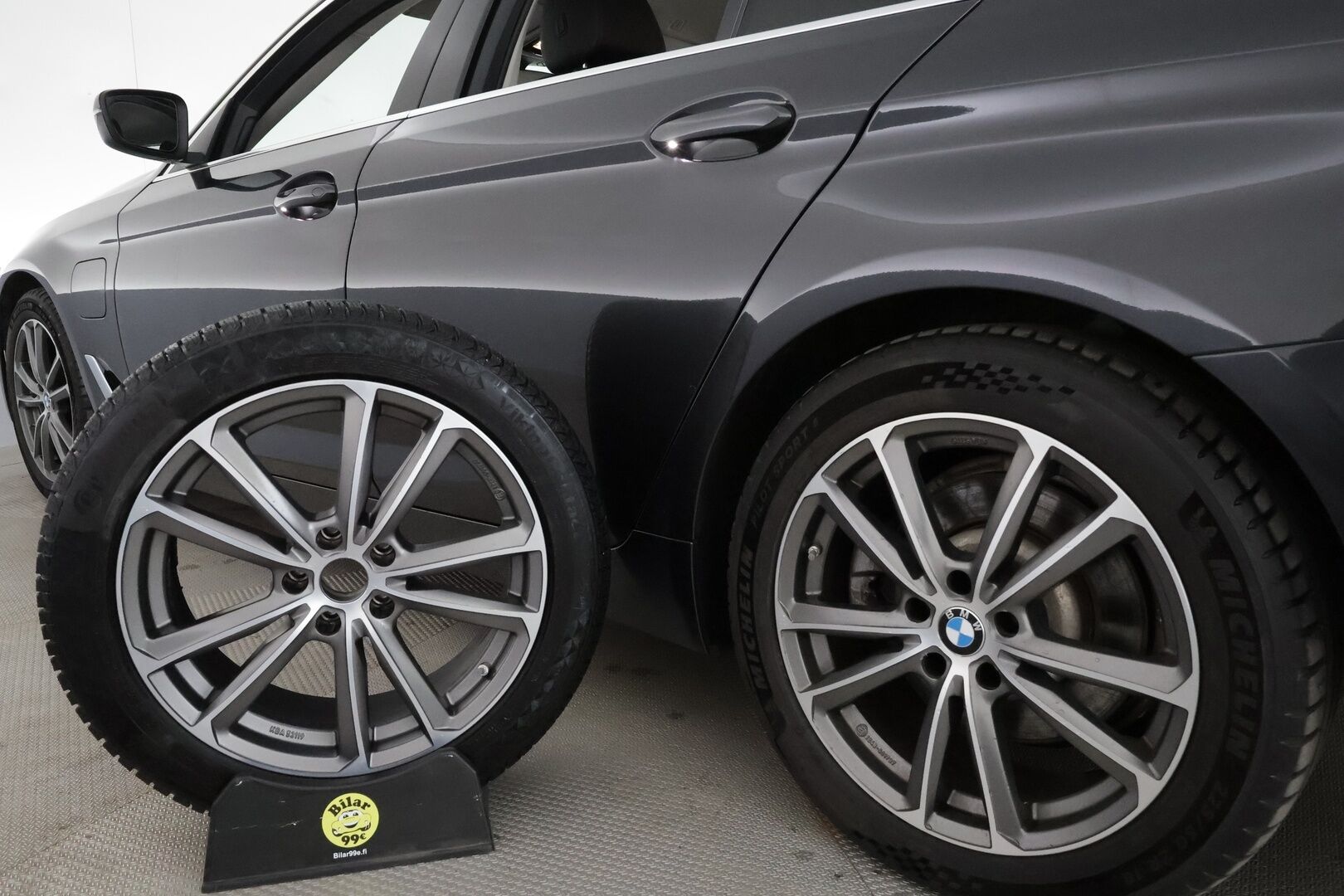 BMW 530 2021 G31 Touring 530e xDrive A Charged Edition * Adapt.Vakkari / Nahkasisusta / Sporttipenkit / Vetokoukku / Navi / LED / KeyLess - Suomi-auto / 2x Latauskaapelit / Kahdet Renkaat / Merkkihuollettu!