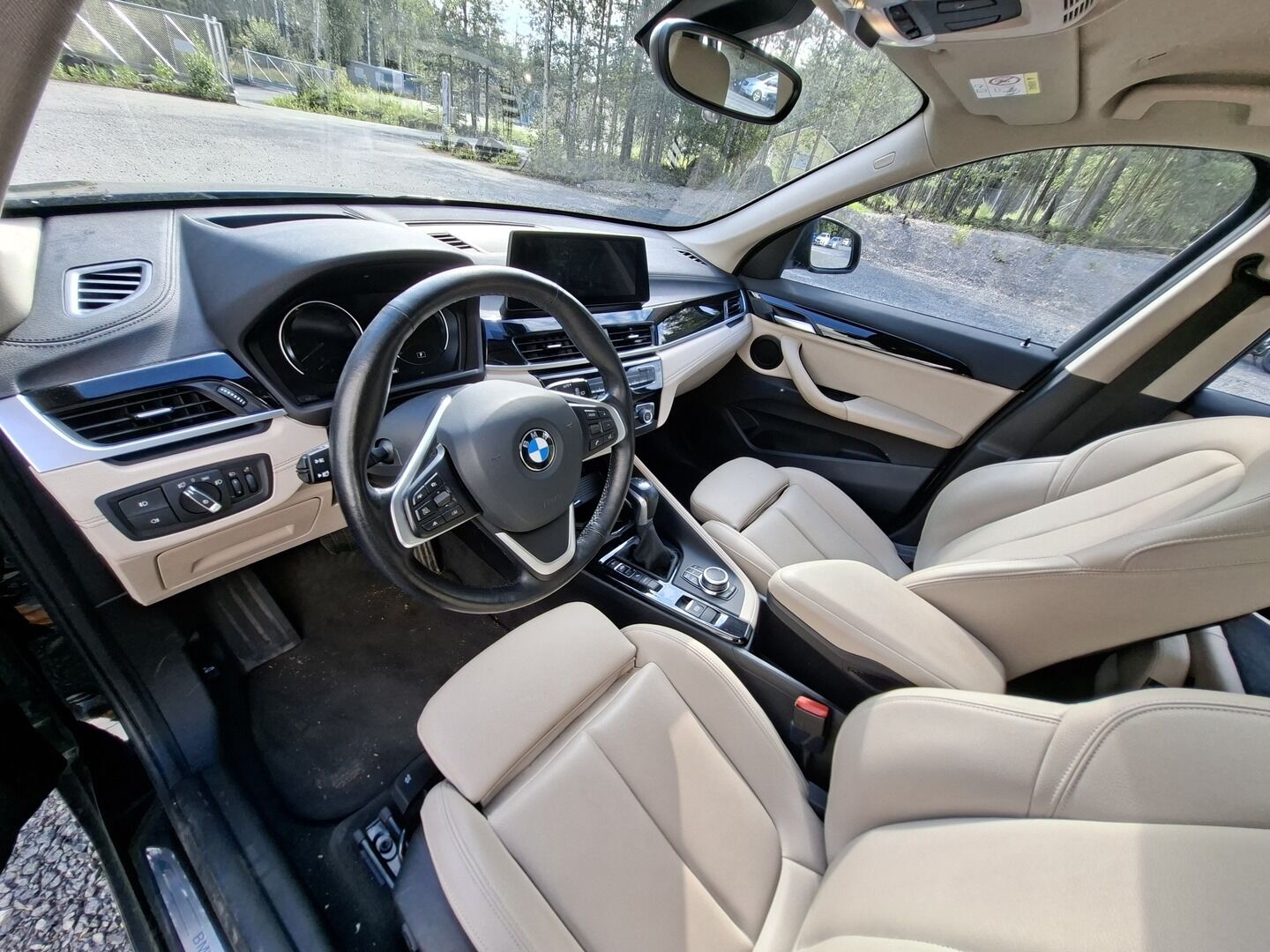 BMW X1 2021 F48 xDrive25e A Charged Edition Sport **Adapt.vakkari / HUD / Vaaleat nahat / P.kamera / Comfort Access / LED / Koukku** - 1.Om Suomi-auto / kahdet renkaat aluvanteilla / Navi / Sähköluukku