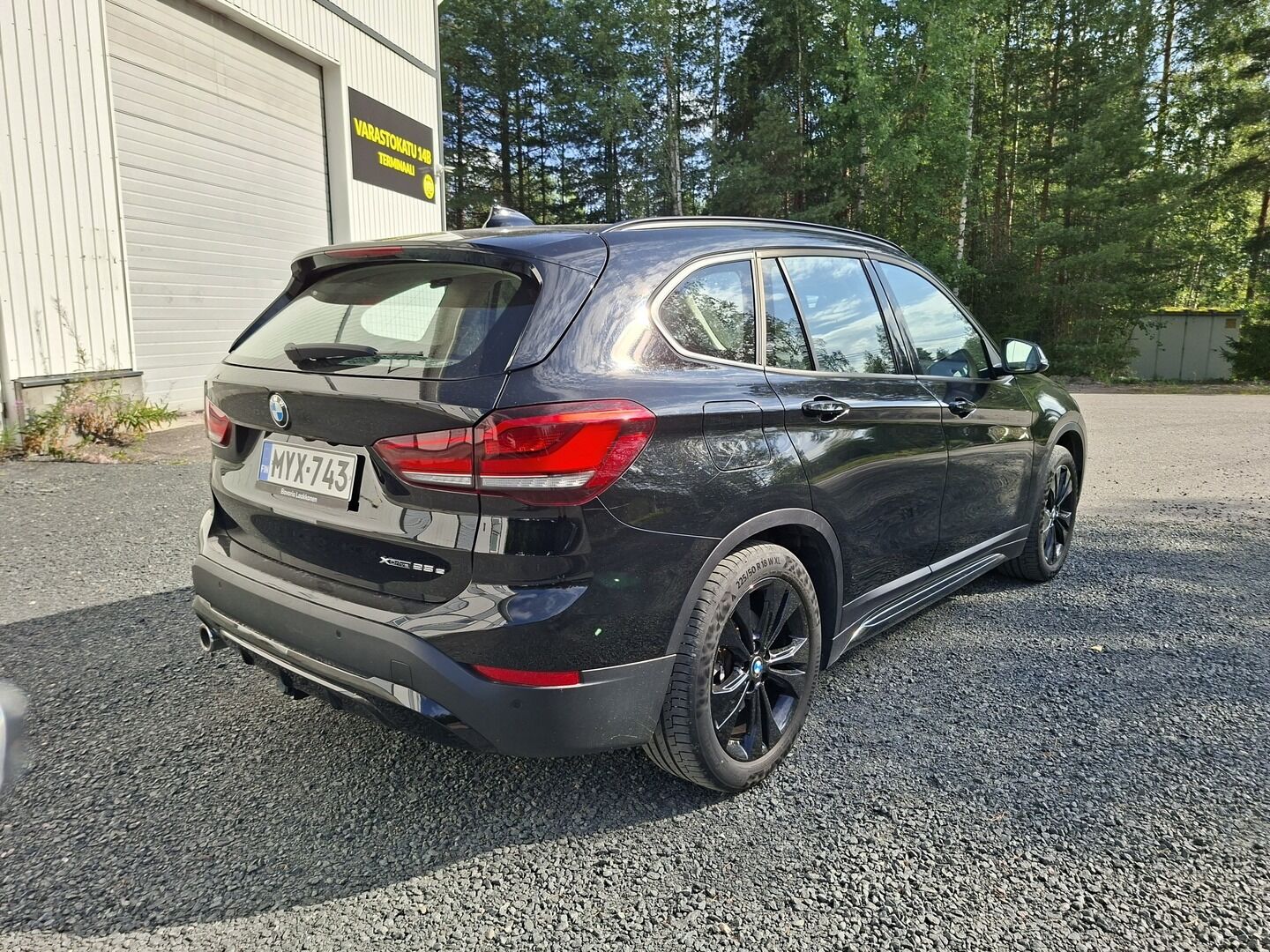 BMW X1 2021 F48 xDrive25e A Charged Edition Sport **Adapt.vakkari / HUD / Vaaleat nahat / P.kamera / Comfort Access / LED / Koukku** - 1.Om Suomi-auto / kahdet renkaat aluvanteilla / Navi / Sähköluukku