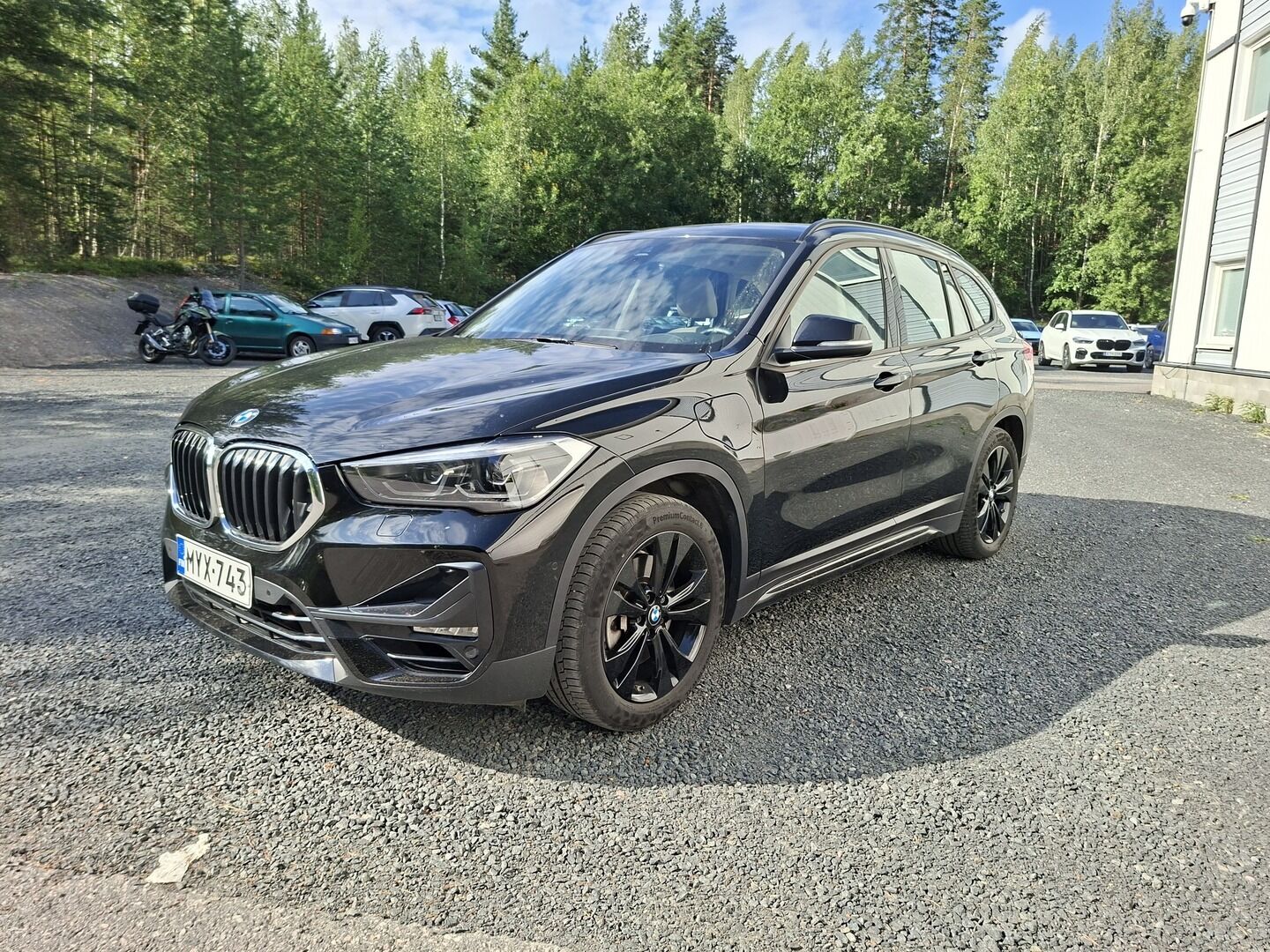 BMW X1 2021 F48 xDrive25e A Charged Edition Sport **Adapt.vakkari / HUD / Vaaleat nahat / P.kamera / Comfort Access / LED / Koukku** - 1.Om Suomi-auto / kahdet renkaat aluvanteilla / Navi / Sähköluukku