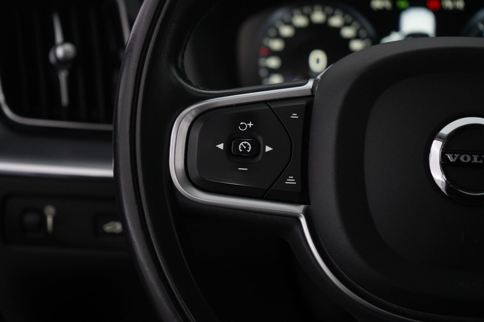 Volvo XC60 2019 D4 AWD Momentum aut * ACC / Webasto /  Pilot assist / Koukku / Tutka * - KATSO KAMPANJAHINTA! / Kahdet OEM vanteet / Viimeisin huolto 5 / 25 - HULLUT VÄLIPÄIVÄT KORKOTARJOUS 2,49%