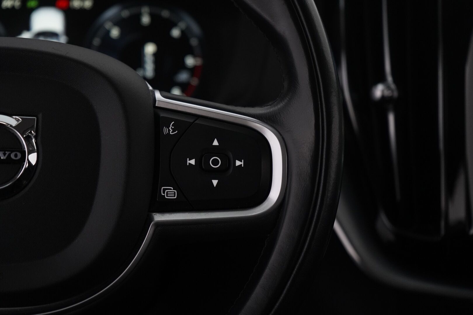 Volvo XC60 2018 D4 AWD Momentum aut * ACC / Webasto /  Pilot assist / Koukku / Tutka * - Kahdet OEM vanteet / Viimeisin huolto 5 / 25 