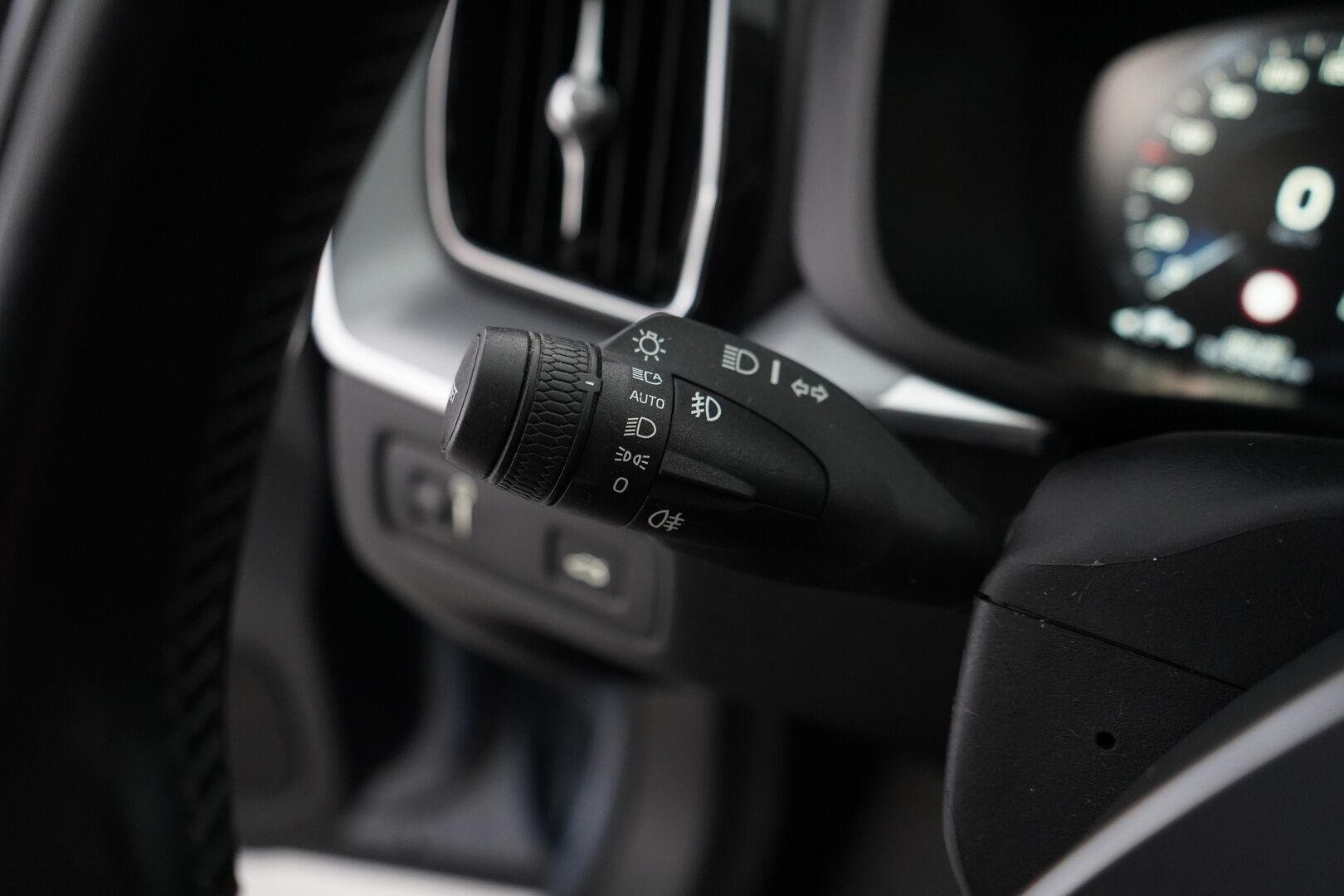 Volvo XC60 2018 D4 AWD Momentum aut * ACC / Webasto /  Pilot assist / Koukku / Tutka * - Kahdet OEM vanteet / Viimeisin huolto 5 / 25 
