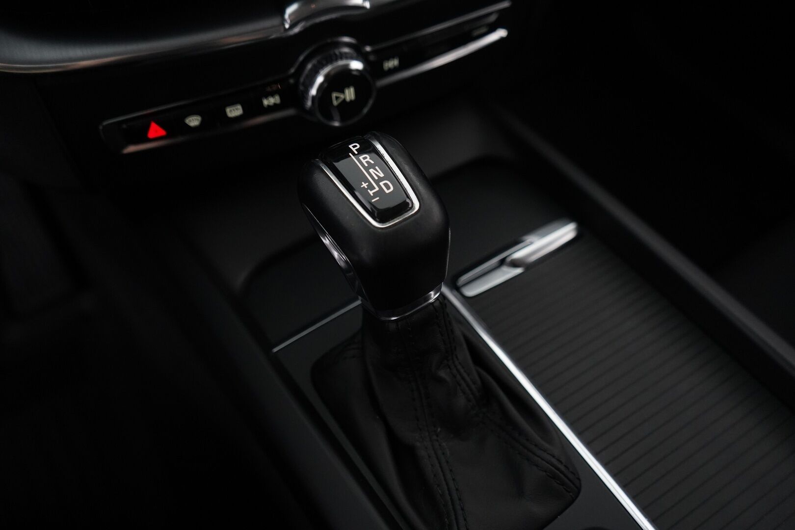 Volvo XC60 2018 D4 AWD Momentum aut * ACC / Webasto /  Pilot assist / Koukku / Tutka * - Kahdet OEM vanteet / Viimeisin huolto 5 / 25 