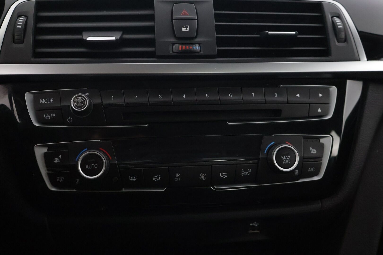 BMW 330 2018 F30 Sedan 330e A Sport Line LCI  / Sportpenkit / Adapt. Vakkari / P-Kamera / Ajastettu lämmitys / Kaista-avustin / LED / - Juuri huollettu / Kahdet renkaat aluilla /  Siisi auto! - HULLUT AVAJAISHULINAT KORKOTARJOUS 3,29 %