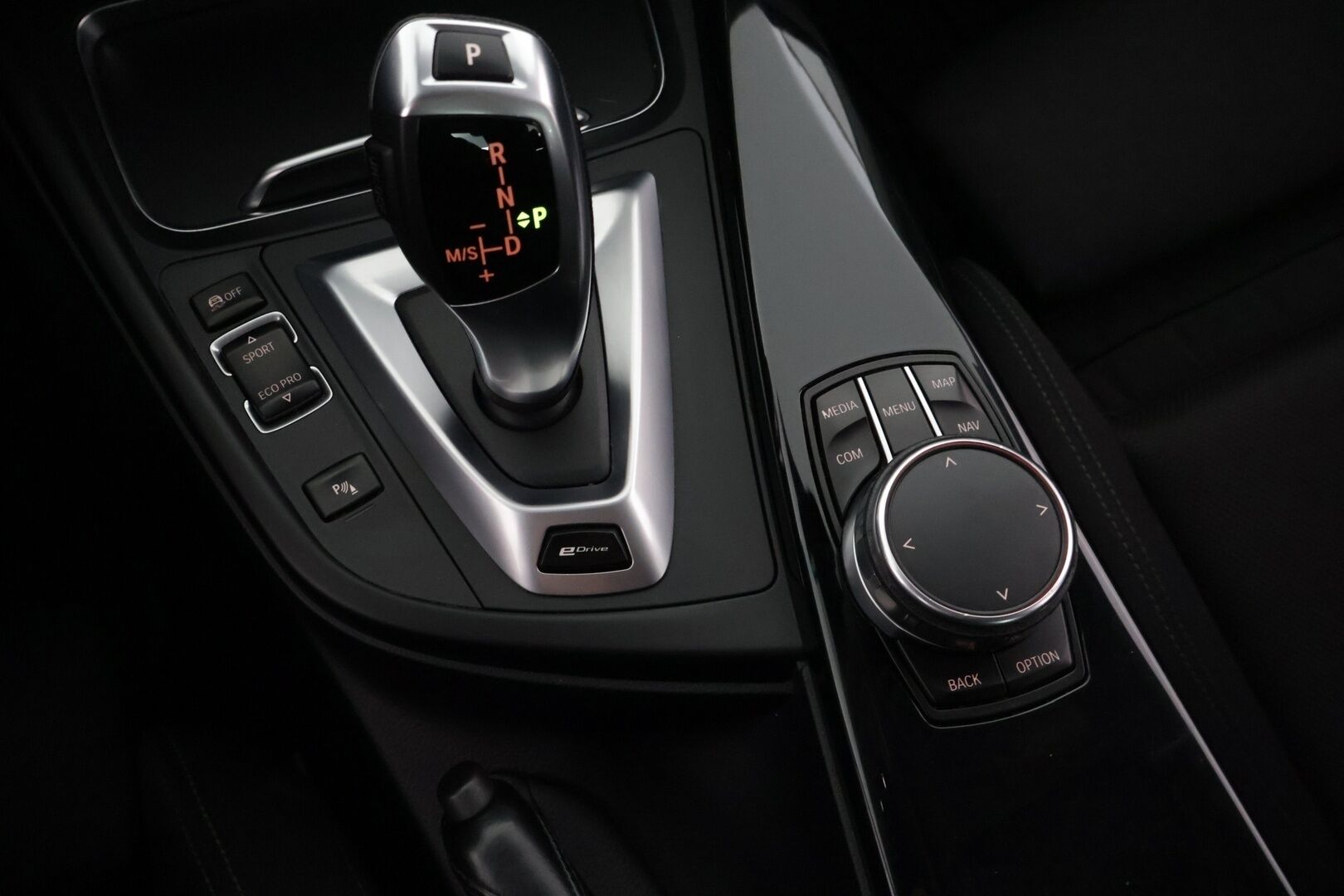 BMW 330 2018 F30 Sedan 330e A Sport Line LCI  / Sportpenkit / Adapt. Vakkari / P-Kamera / Ajastettu lämmitys / Kaista-avustin / LED / - Juuri huollettu / Kahdet renkaat aluilla /  Siisi auto!