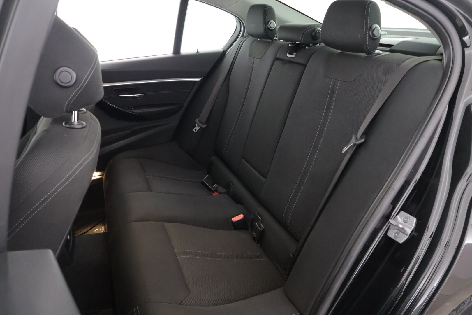 BMW 330 2018 F30 Sedan 330e A Sport Line LCI  / Sportpenkit / Adapt. Vakkari / P-Kamera / Ajastettu lämmitys / Kaista-avustin / LED / - Juuri huollettu / Kahdet renkaat aluilla /  Siisi auto!