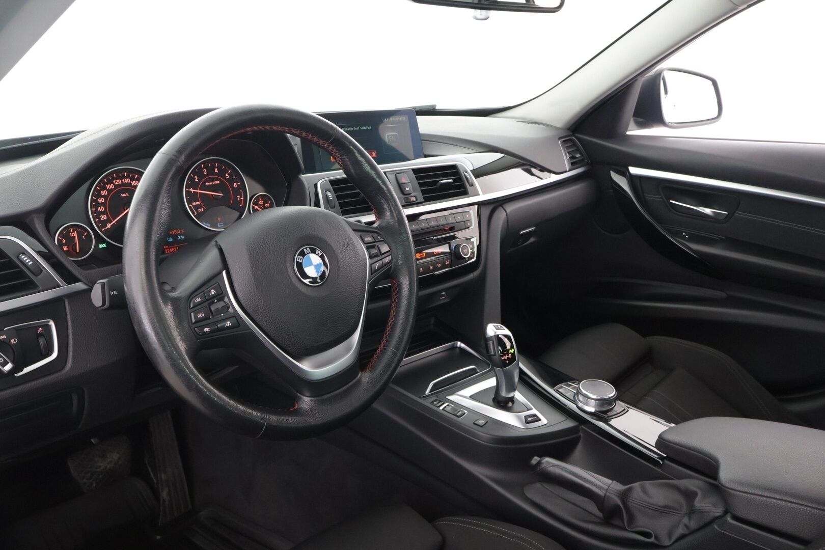 BMW 330 2018 F30 Sedan 330e A Sport Line LCI  / Sportpenkit / Adapt. Vakkari / P-Kamera / Ajastettu lämmitys / Kaista-avustin / LED / - Juuri huollettu / Kahdet renkaat aluilla /  Siisi auto!